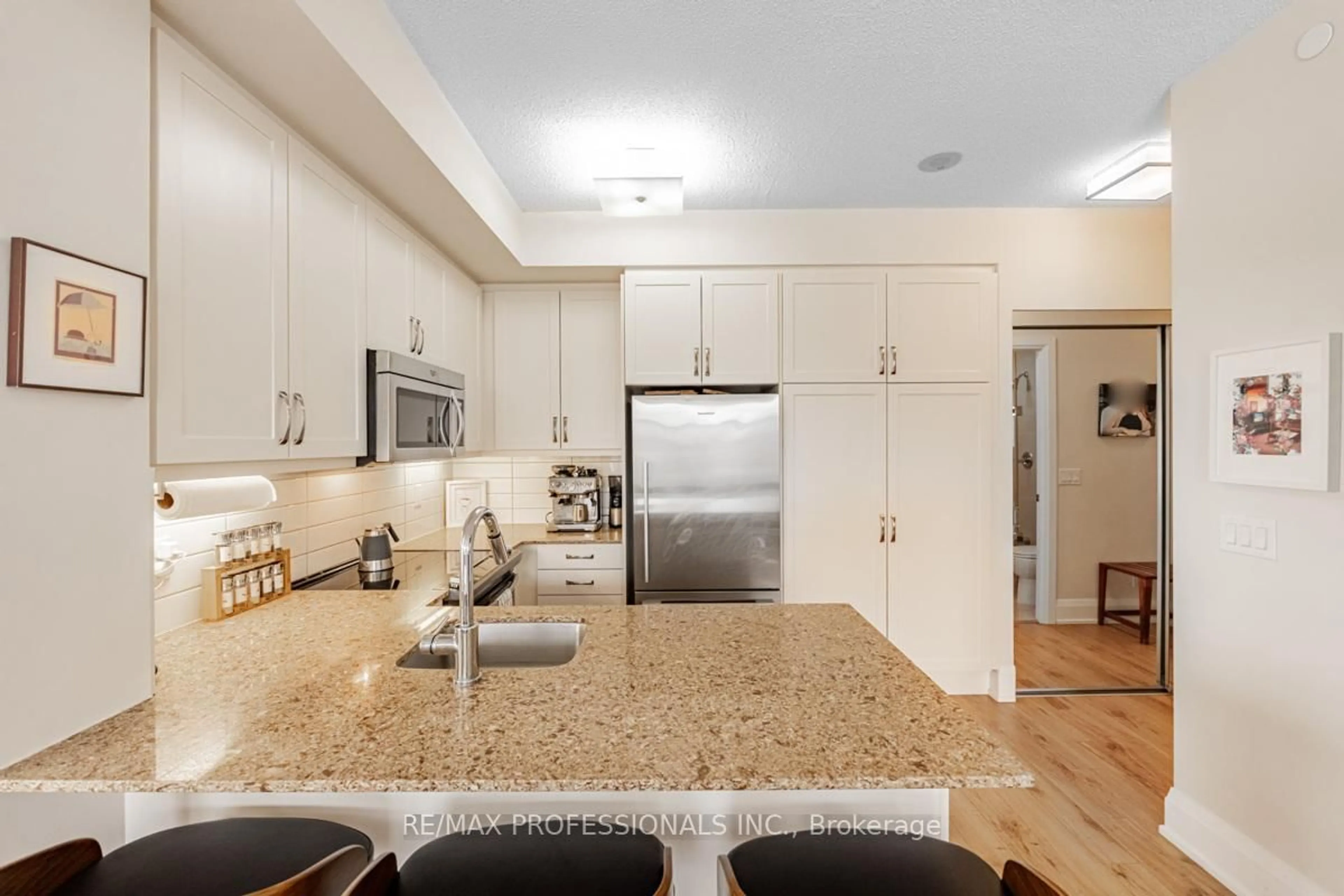 Open concept kitchen, ceramic/tile floor for 2 Old Mill Dr #417, Toronto Ontario M6S 0A2