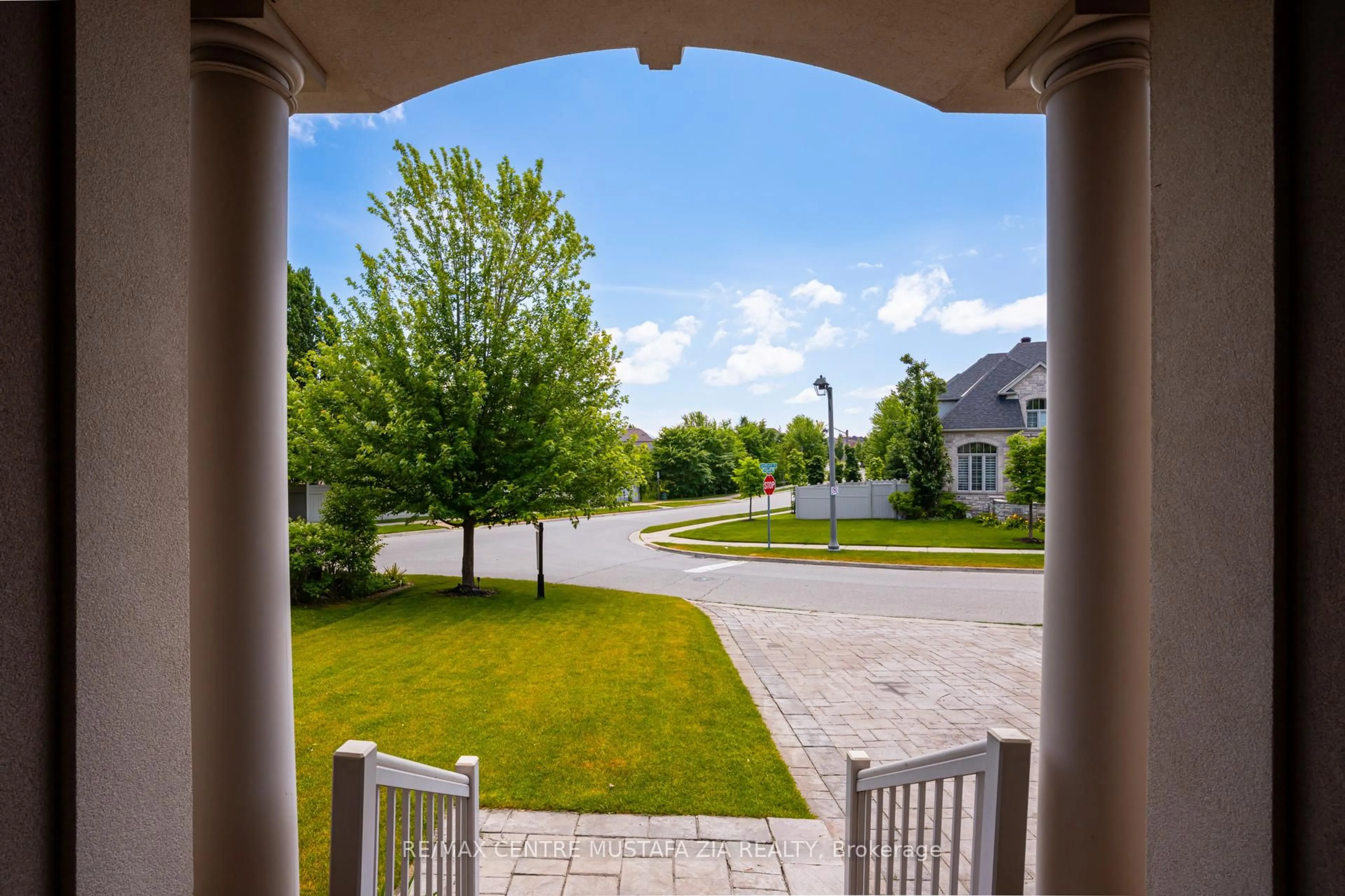 Patio, street for 2522 Lyndhurst Dr, Oakville Ontario L6H 7W3