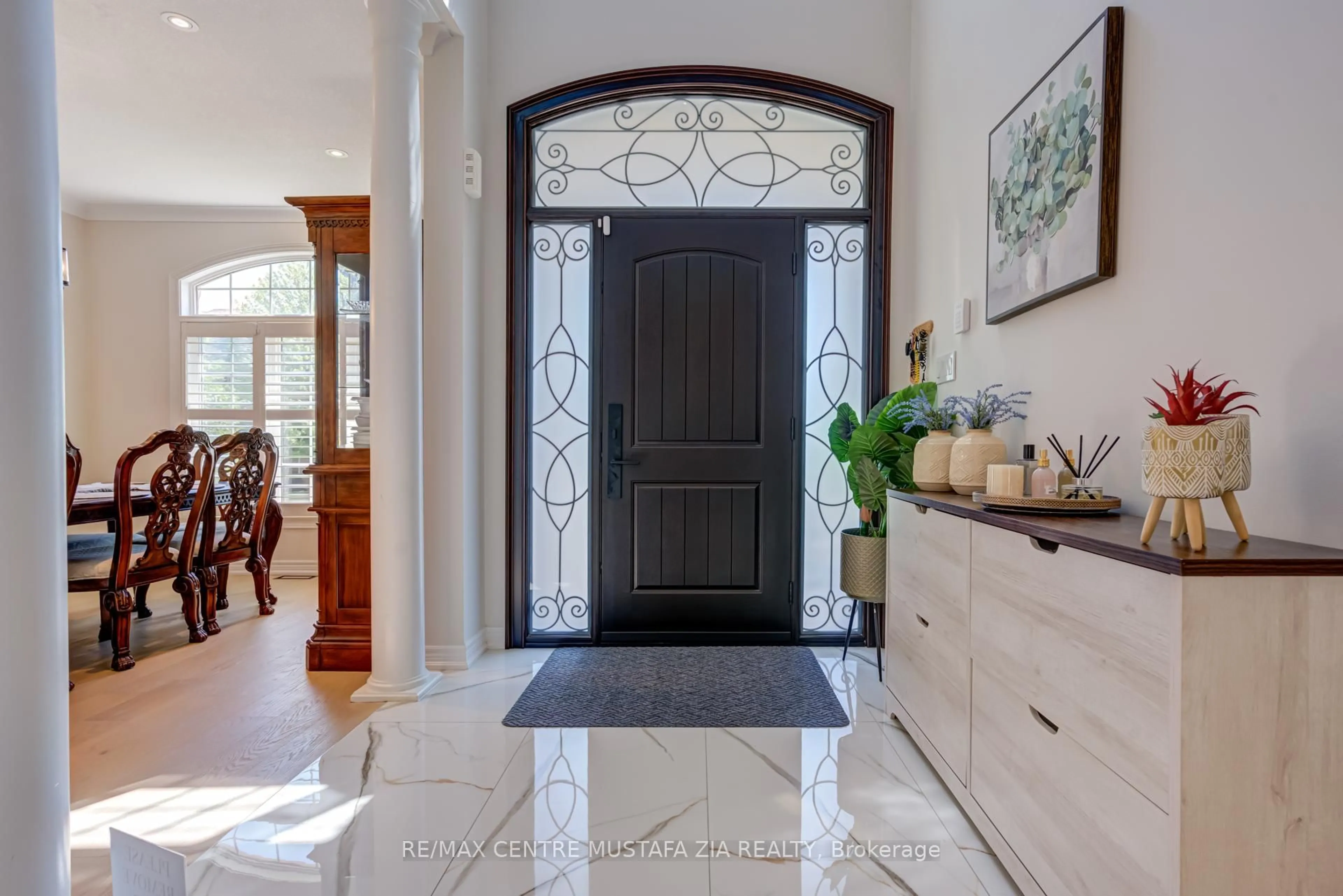 Indoor entryway for 2522 Lyndhurst Dr, Oakville Ontario L6H 7W3