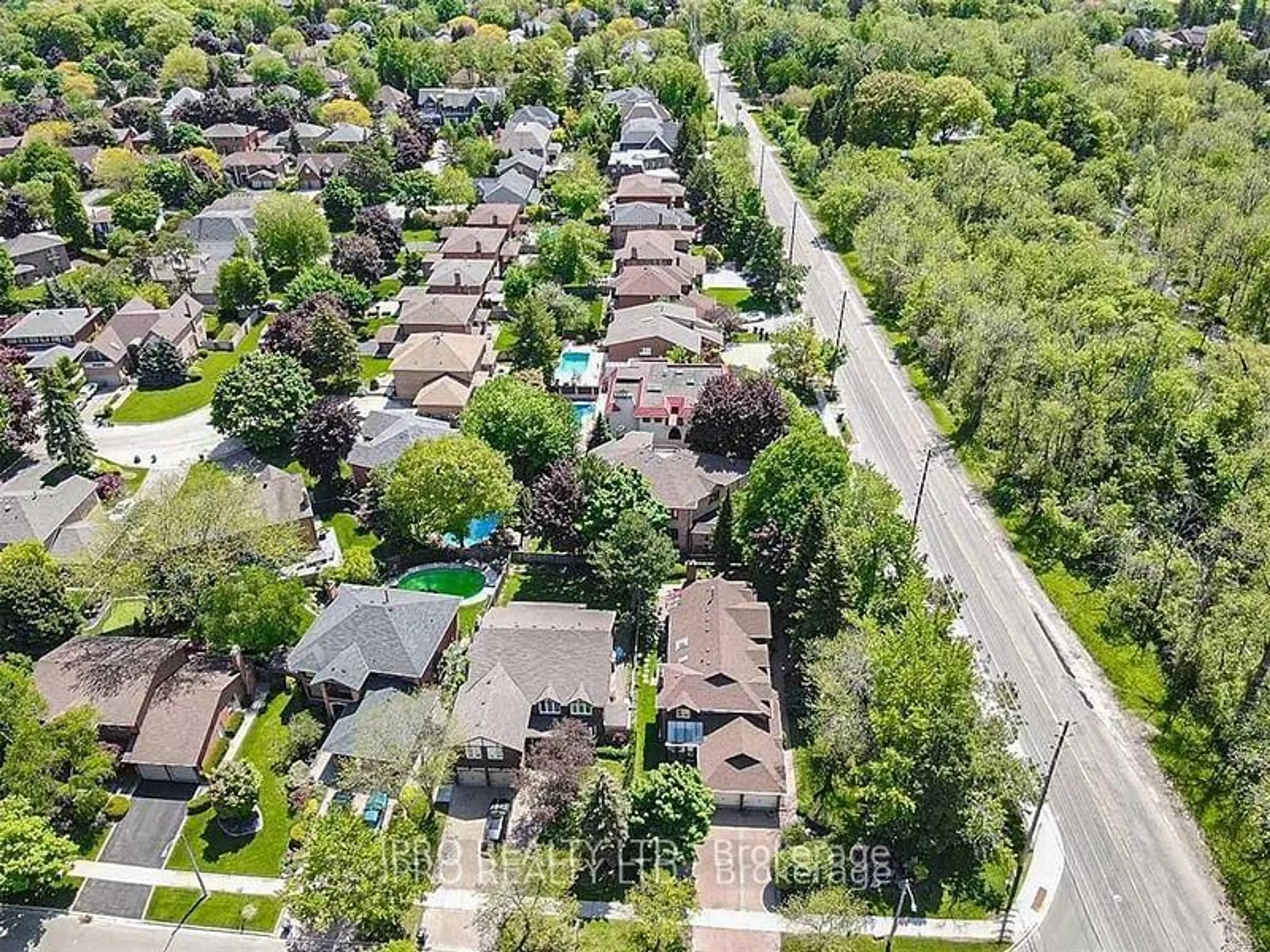A pic from outside/outdoor area/front of a property/back of a property/a pic from drone, street for 4326 Bridlepath Tr, Mississauga Ontario L5L 3K4