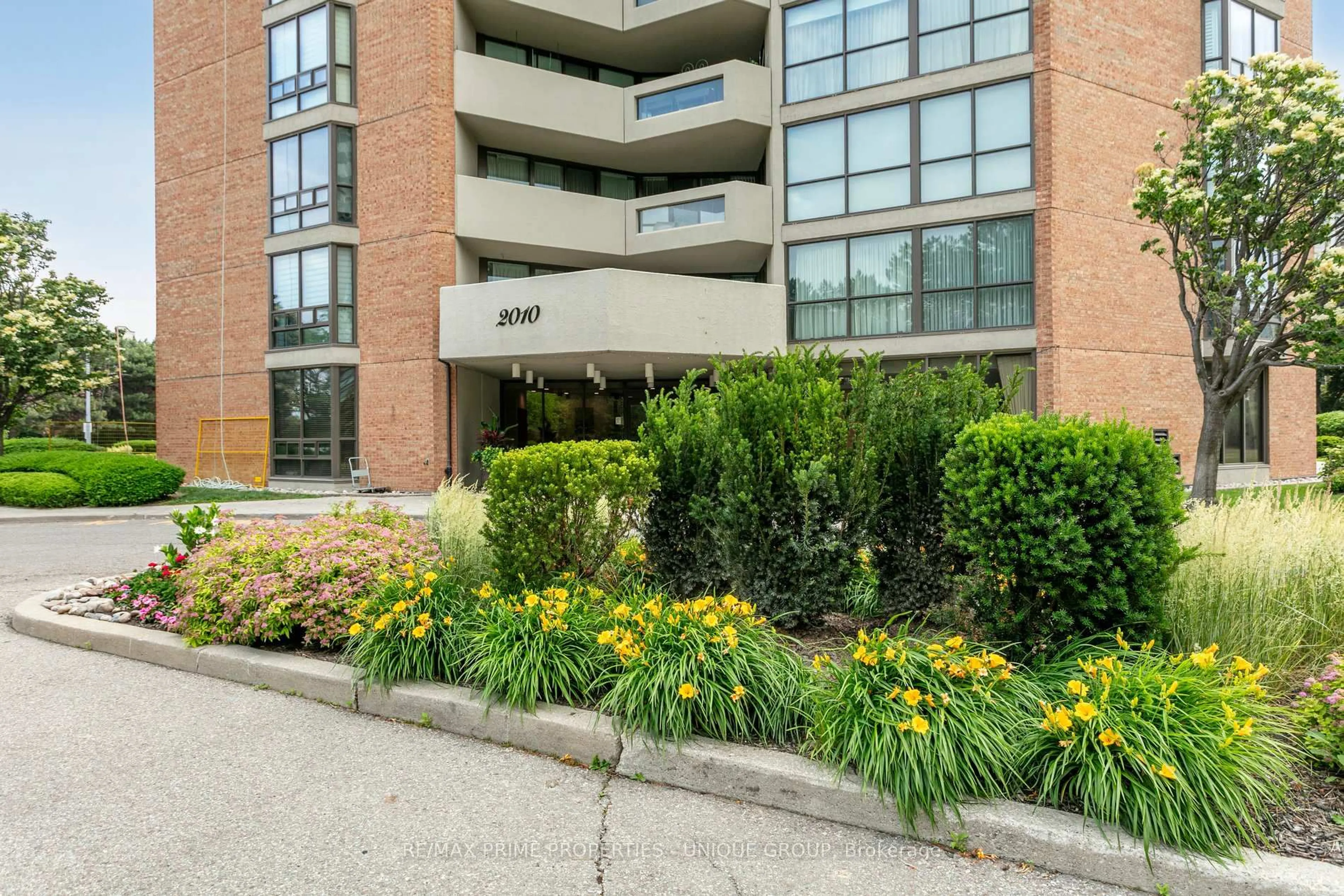 Unknown for 2010 Islington Ave #405, Toronto Ontario M9P 3S8