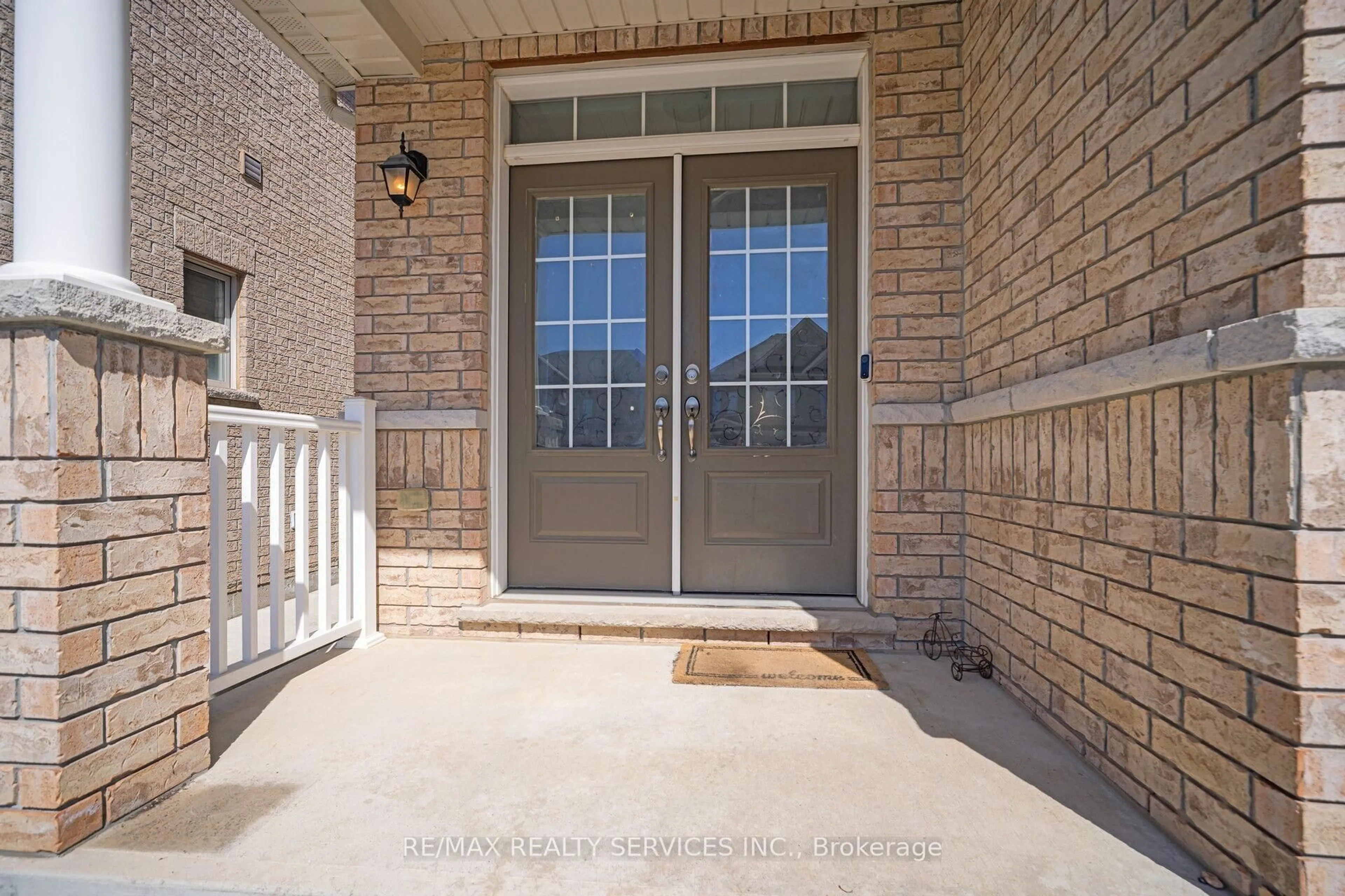 Indoor entryway for 15 Ebury Dr, Brampton Ontario L6X 5M4
