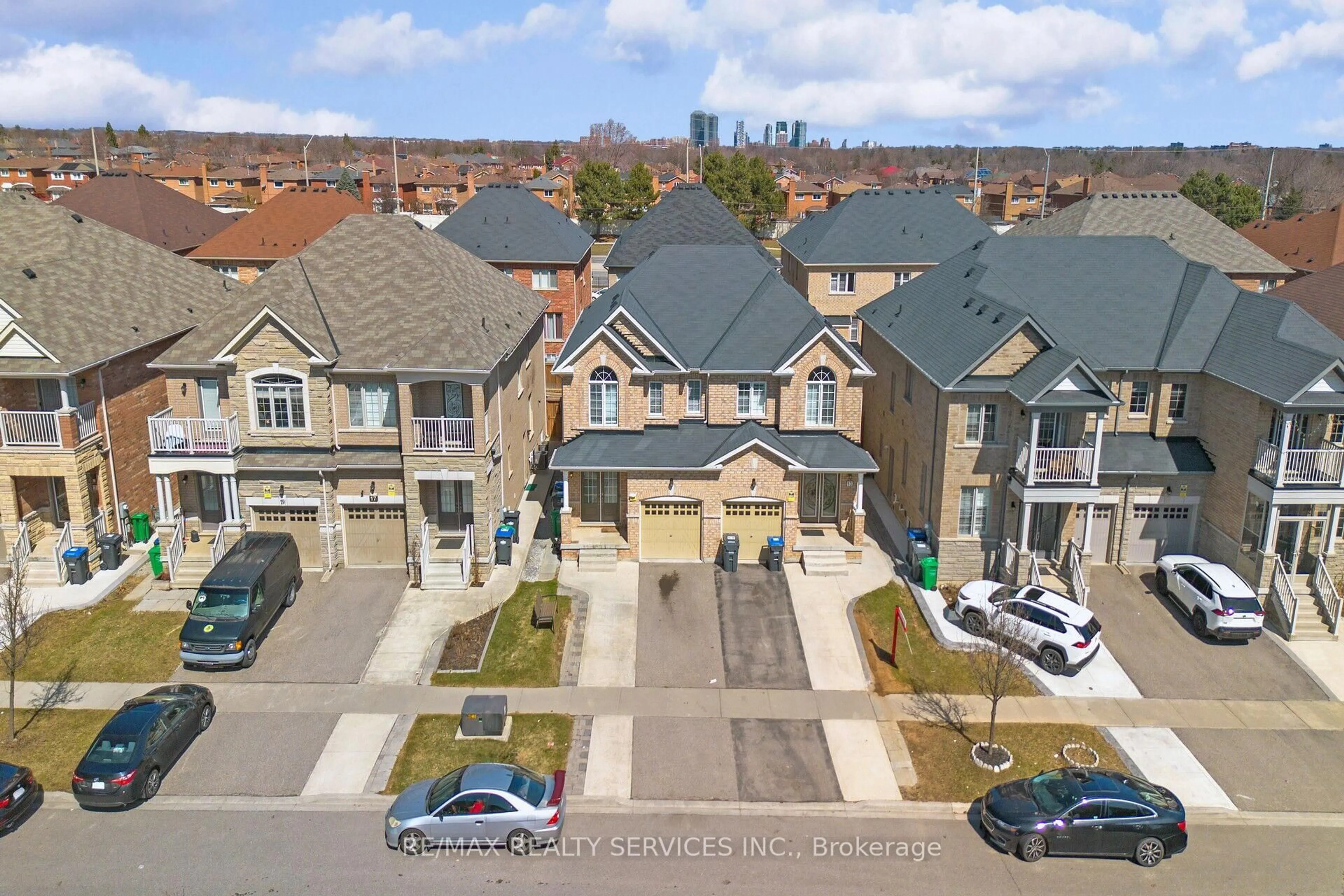A pic from outside/outdoor area/front of a property/back of a property/a pic from drone, street for 15 Ebury Dr, Brampton Ontario L6X 5M4
