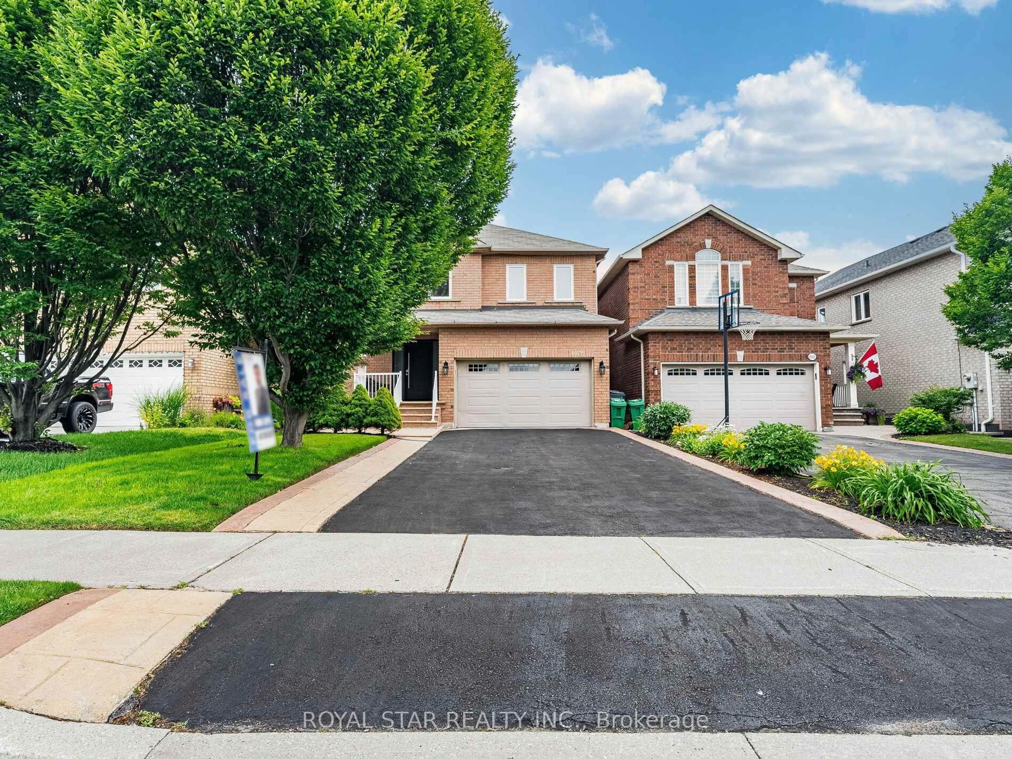 Home with vinyl exterior material, street for 6929 Vicar Gate, Mississauga Ontario L5W 1G6