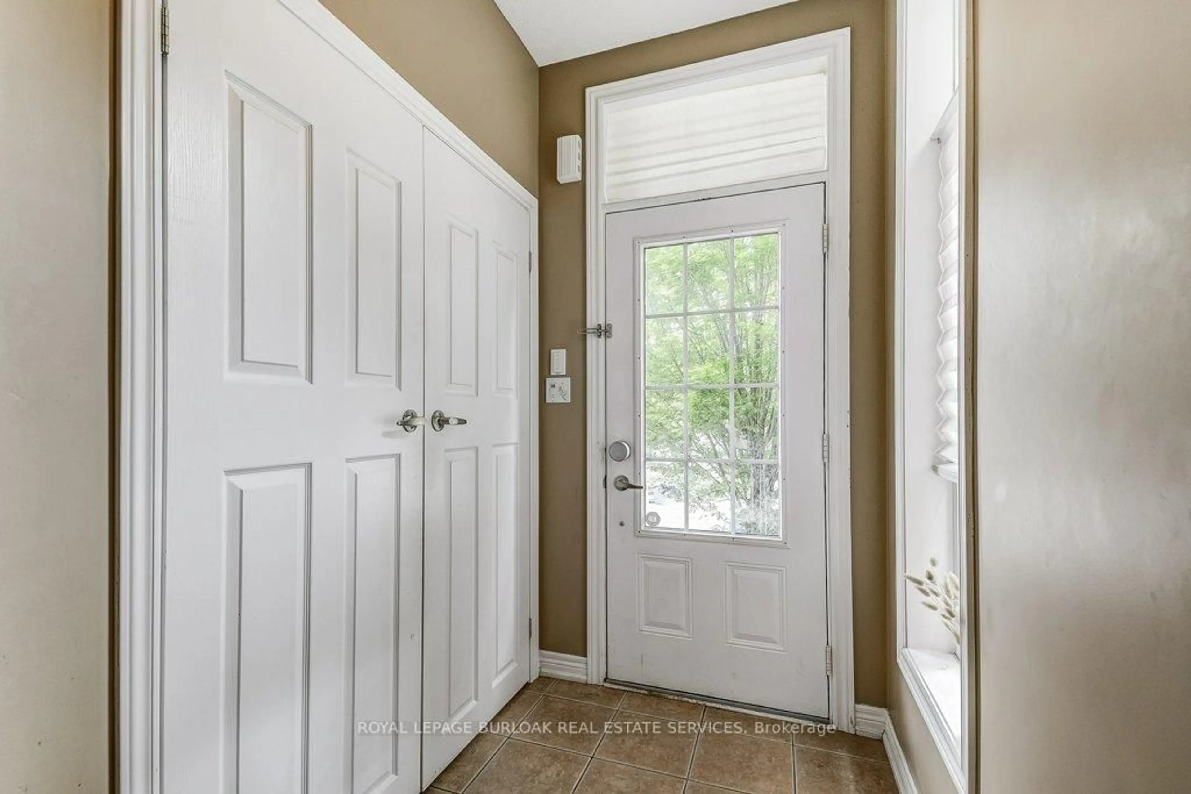 Indoor entryway for 4165 Upper Middle Rd #13, Burlington Ontario L7M 0V4