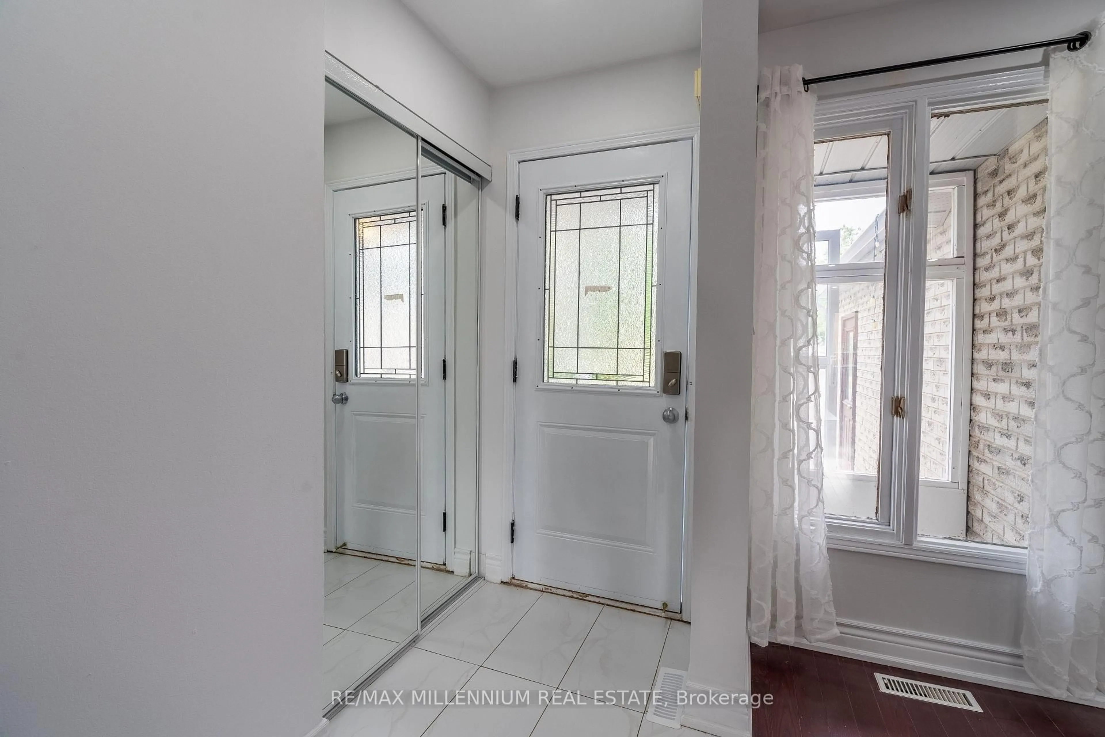 Indoor entryway for 93 Gatesgill St, Brampton Ontario L6X 3T1