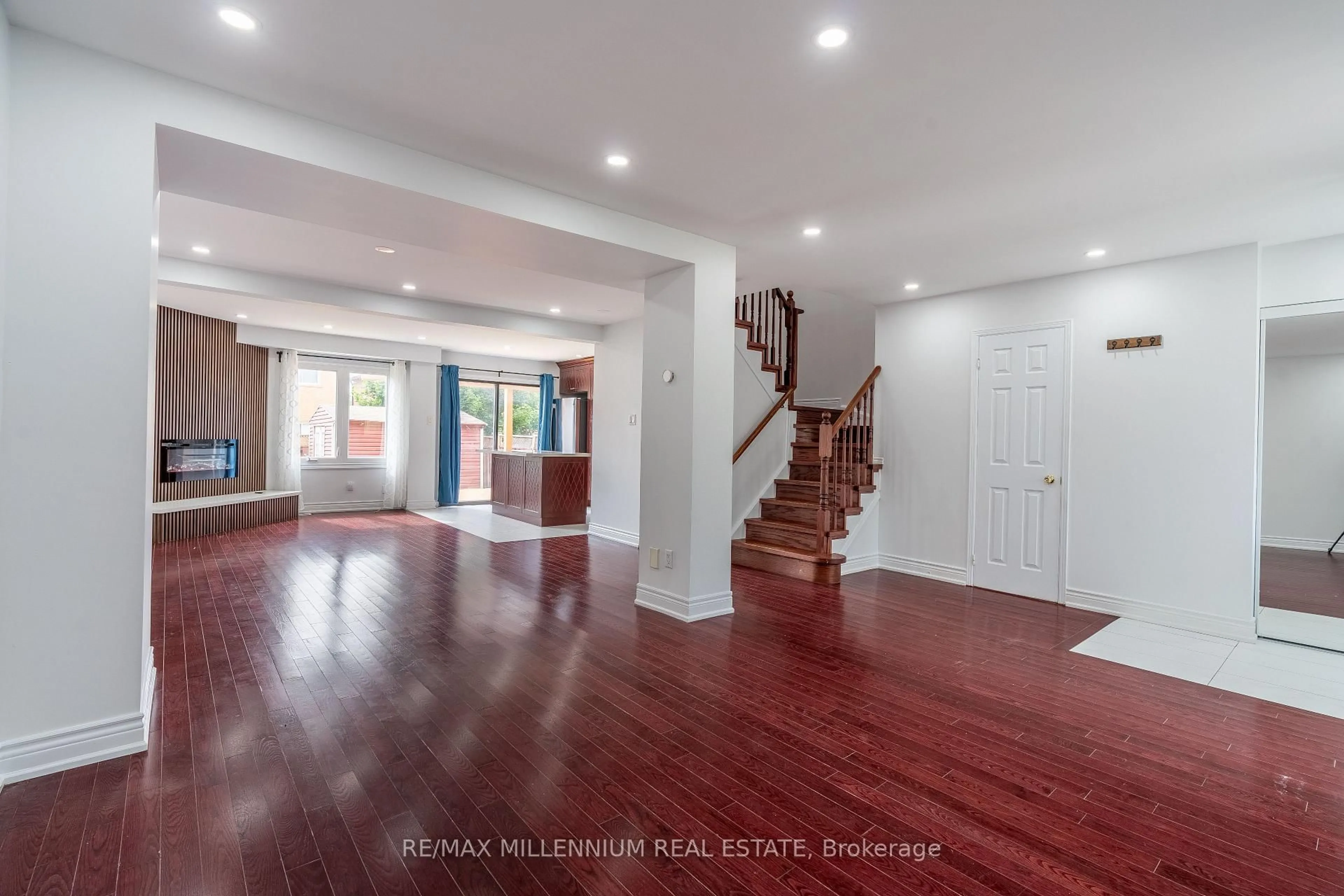 Indoor foyer for 93 Gatesgill St, Brampton Ontario L6X 3T1