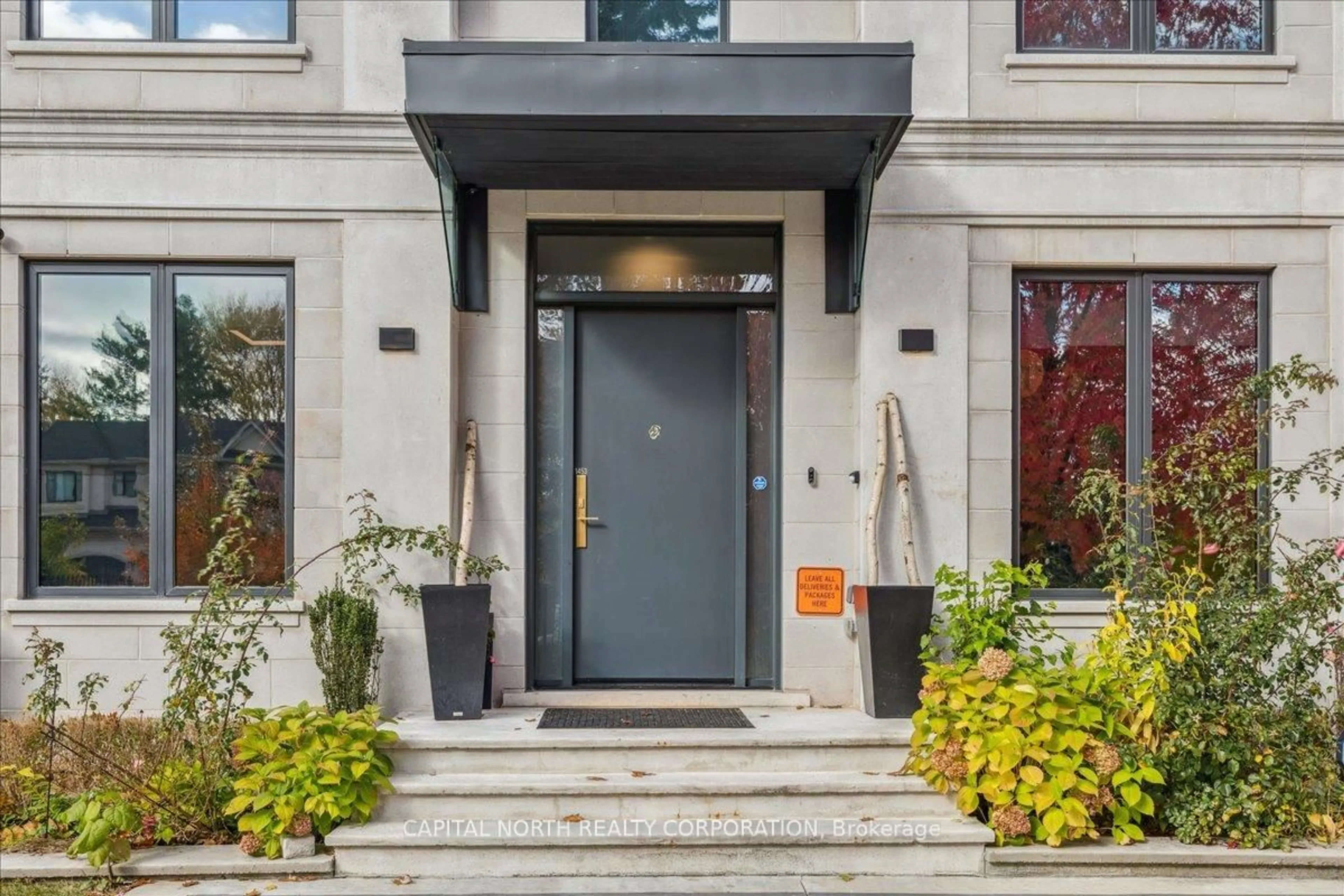 Indoor entryway for 1453 Seagram Ave, Oakville Ontario L6L 1W9