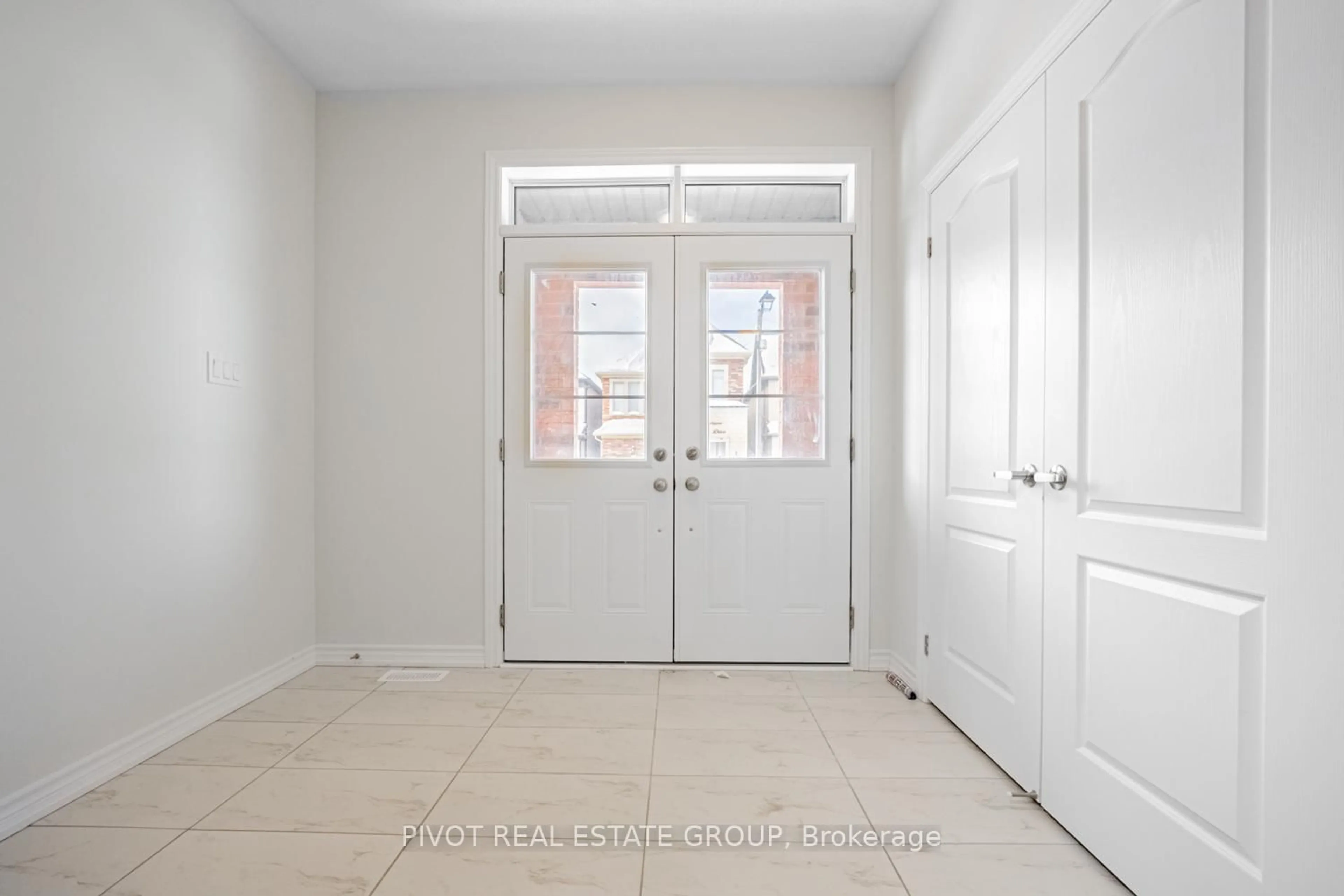 Indoor entryway for 35 Calabria Dr, Caledon Ontario L7C 4L3