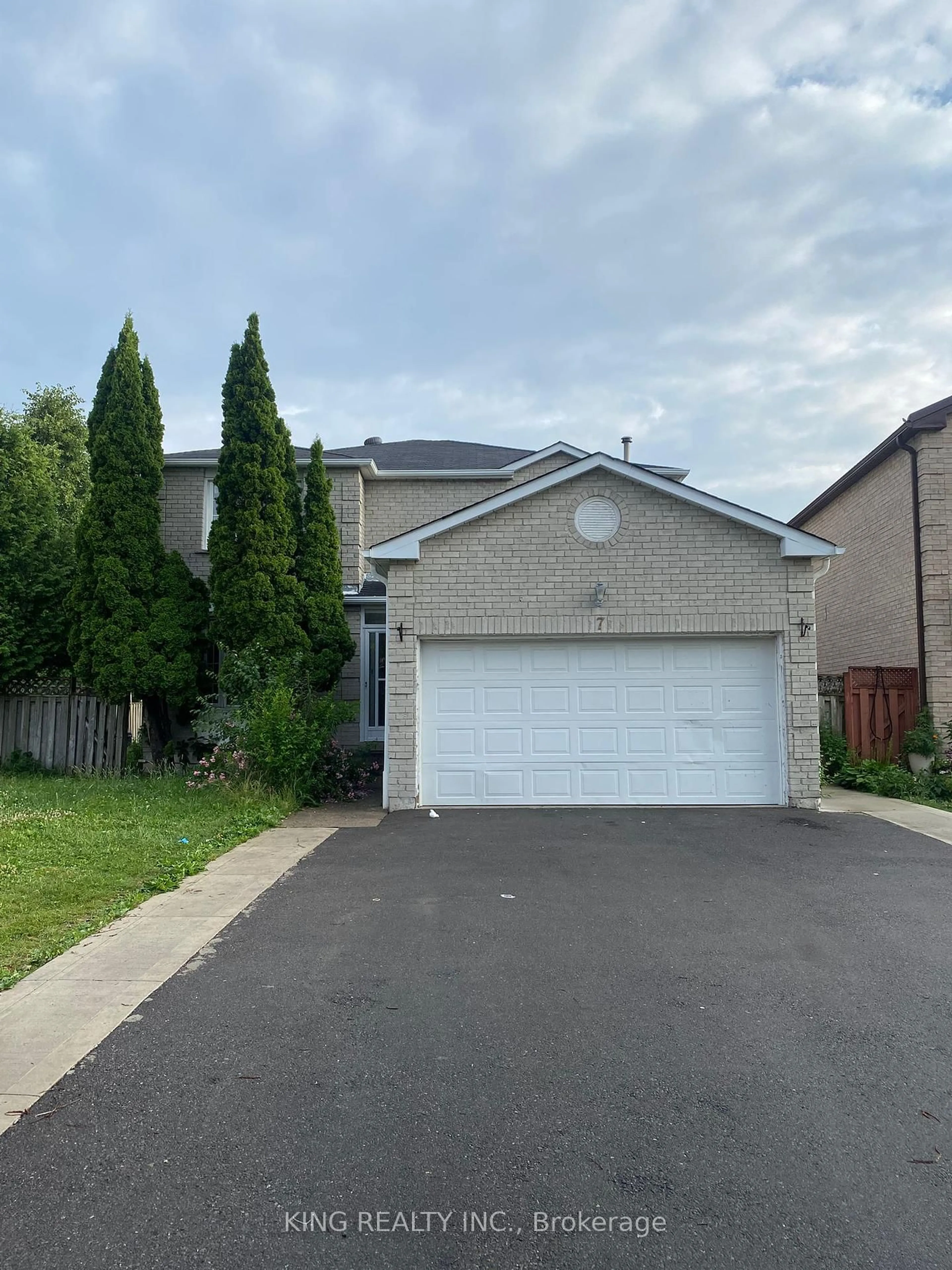 A pic from outside/outdoor area/front of a property/back of a property/a pic from drone, street for 7 Clydesdale Circ #Upper, Brampton Ontario L6Y 3R4