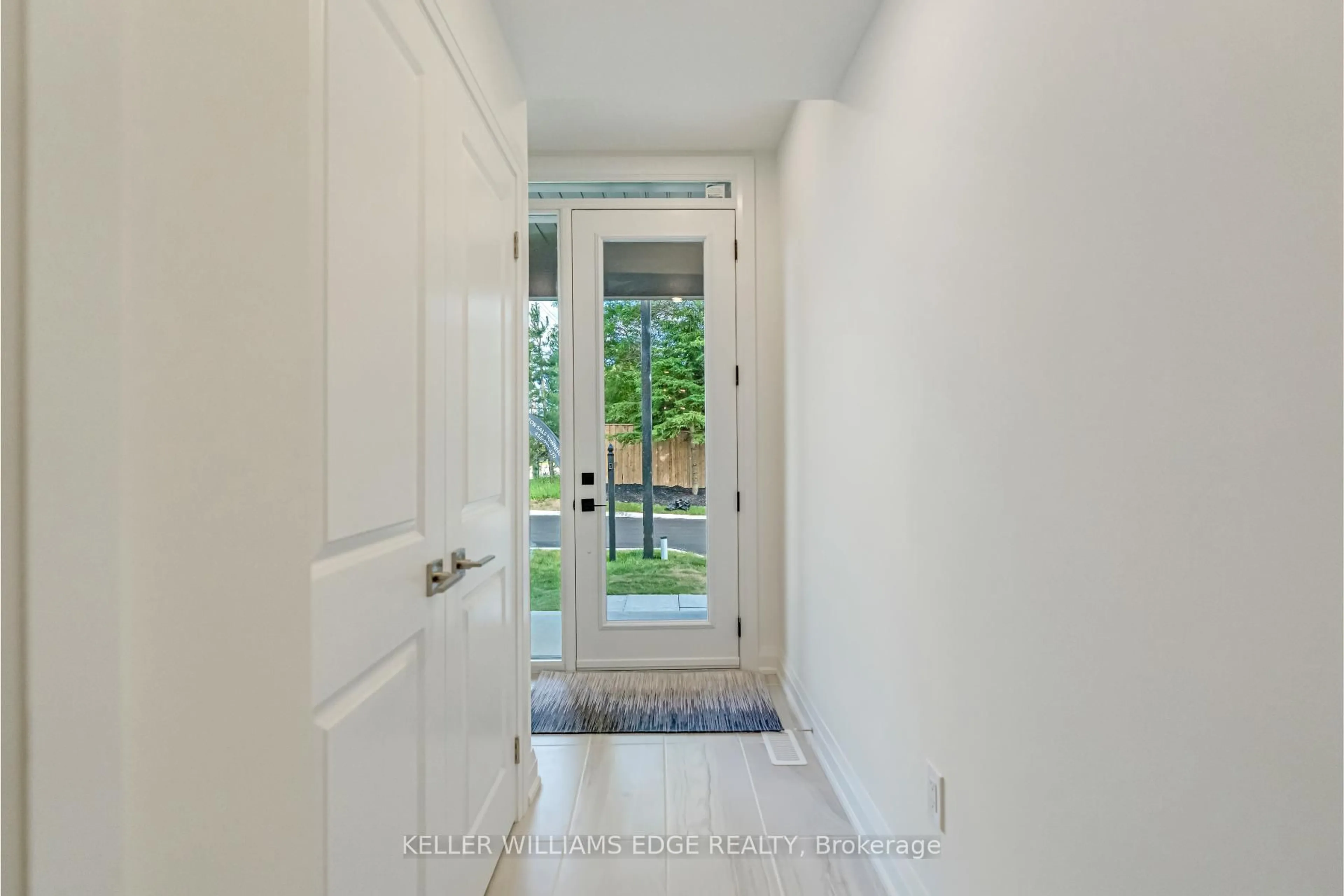 Indoor entryway for 2154 Walkers Line #1, Burlington Ontario L7M 3R9