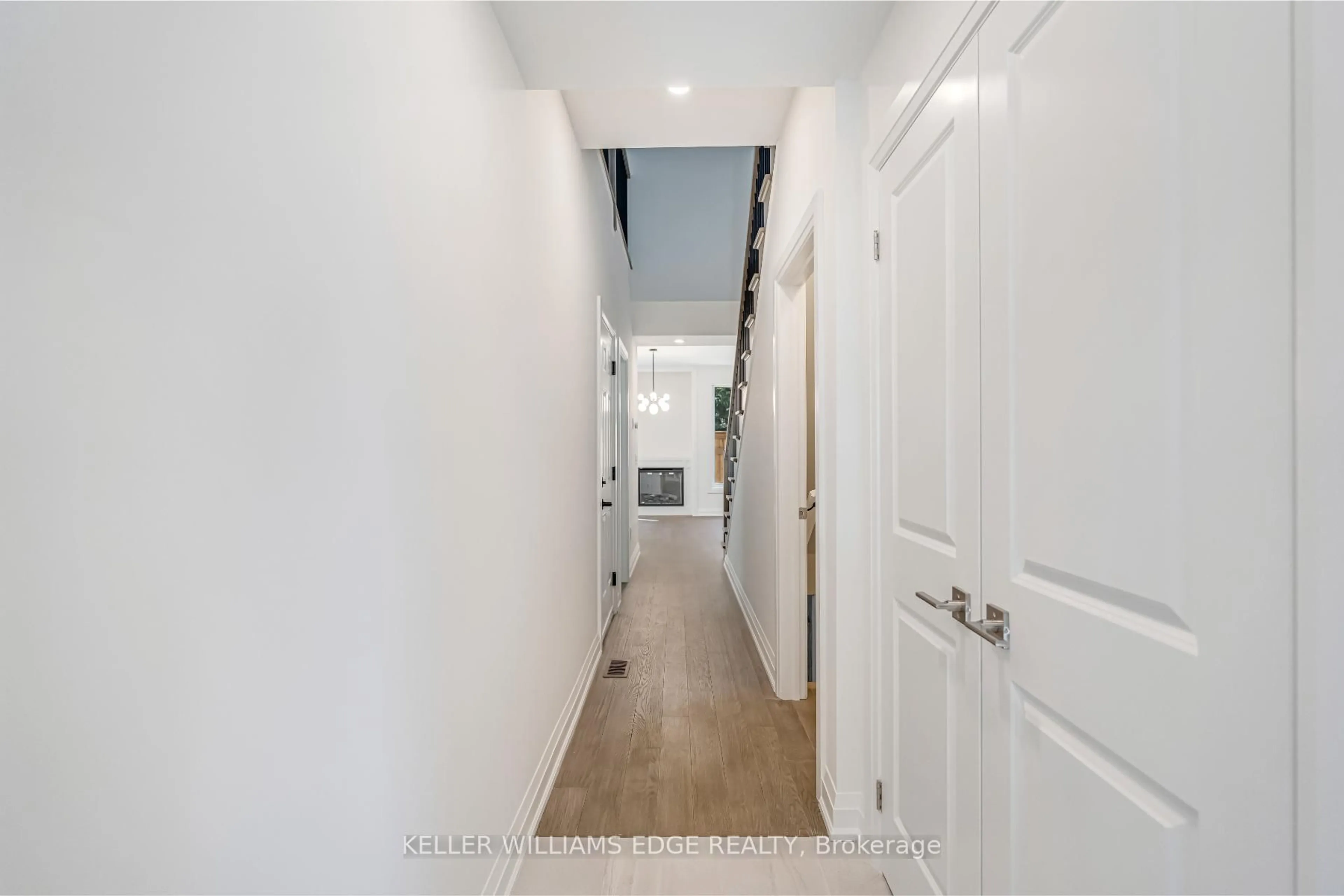 Indoor entryway for 2154 Walkers Line #2, Burlington Ontario L7M 3R9