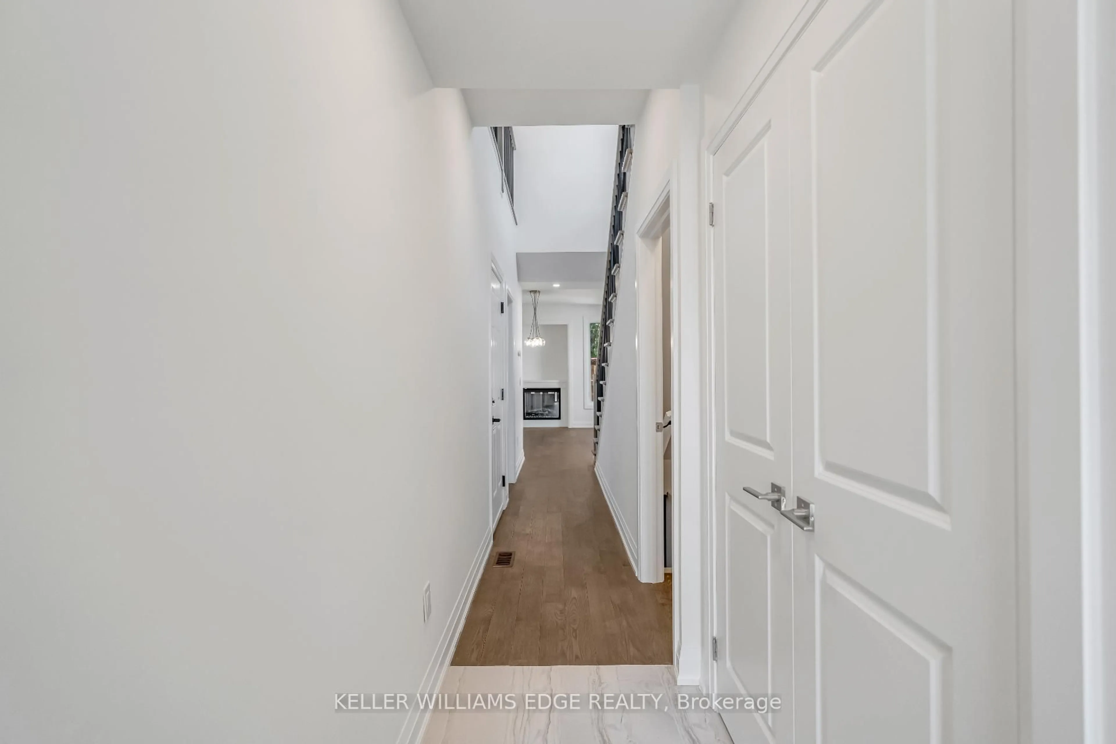 Indoor foyer for 2154 Walkers Line #4, Burlington Ontario L7M 3R9