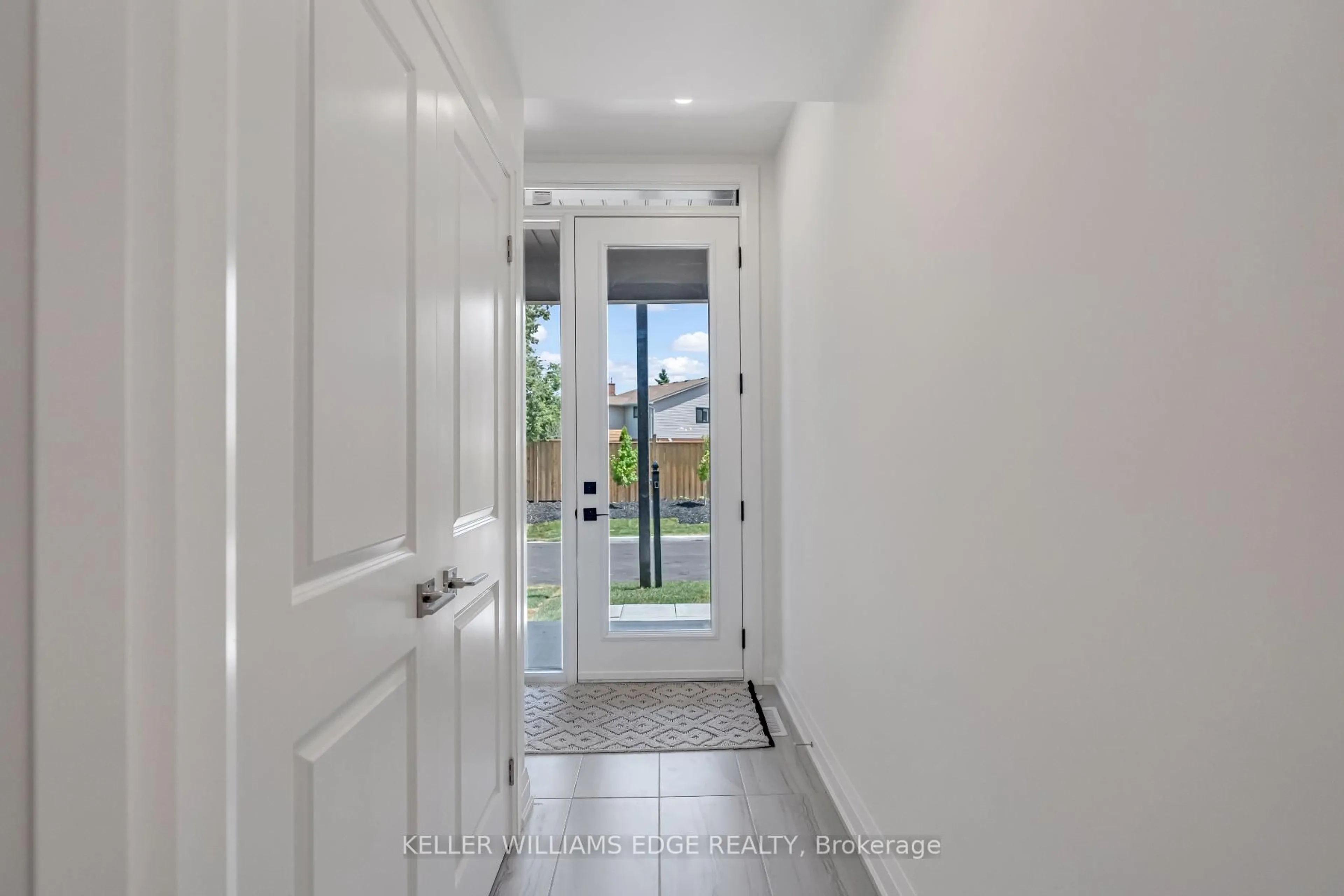 Indoor entryway for 2154 Walkers Line #4, Burlington Ontario L7M 3R9