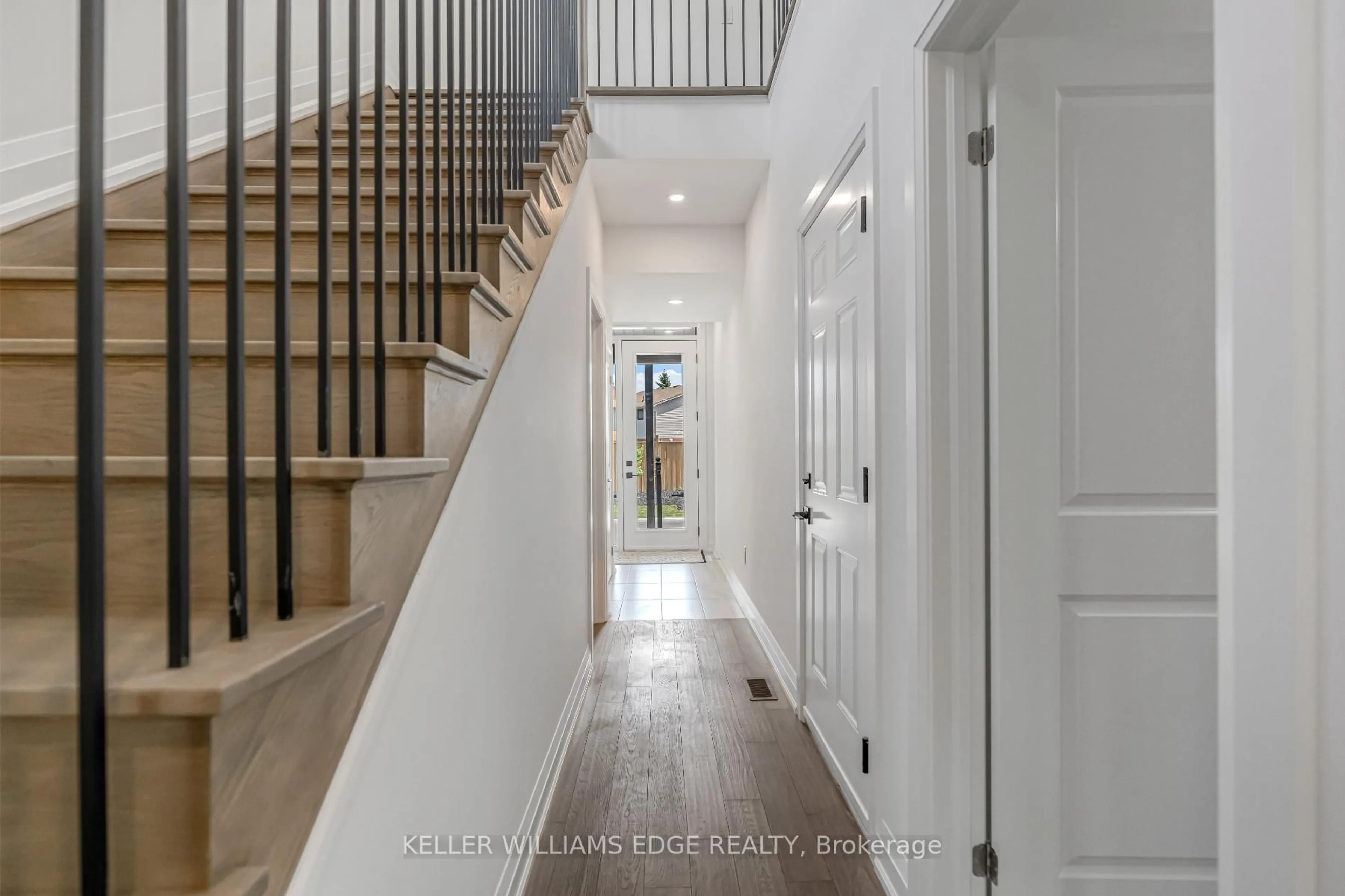 Indoor entryway for 2154 Walkers Line #4, Burlington Ontario L7M 3R9