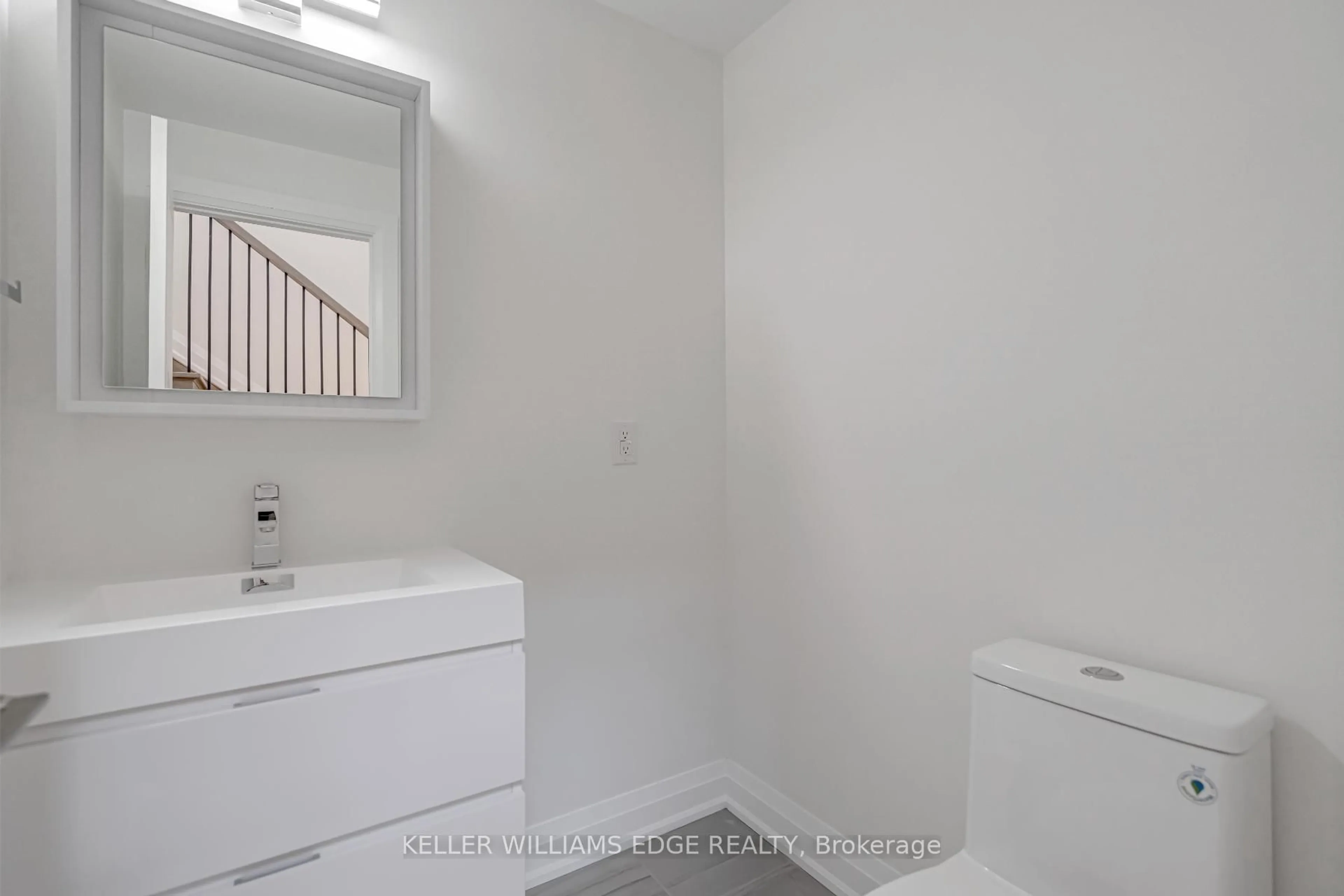 Standard bathroom, unknown for 2154 Walkers Line #4, Burlington Ontario L7M 3R9