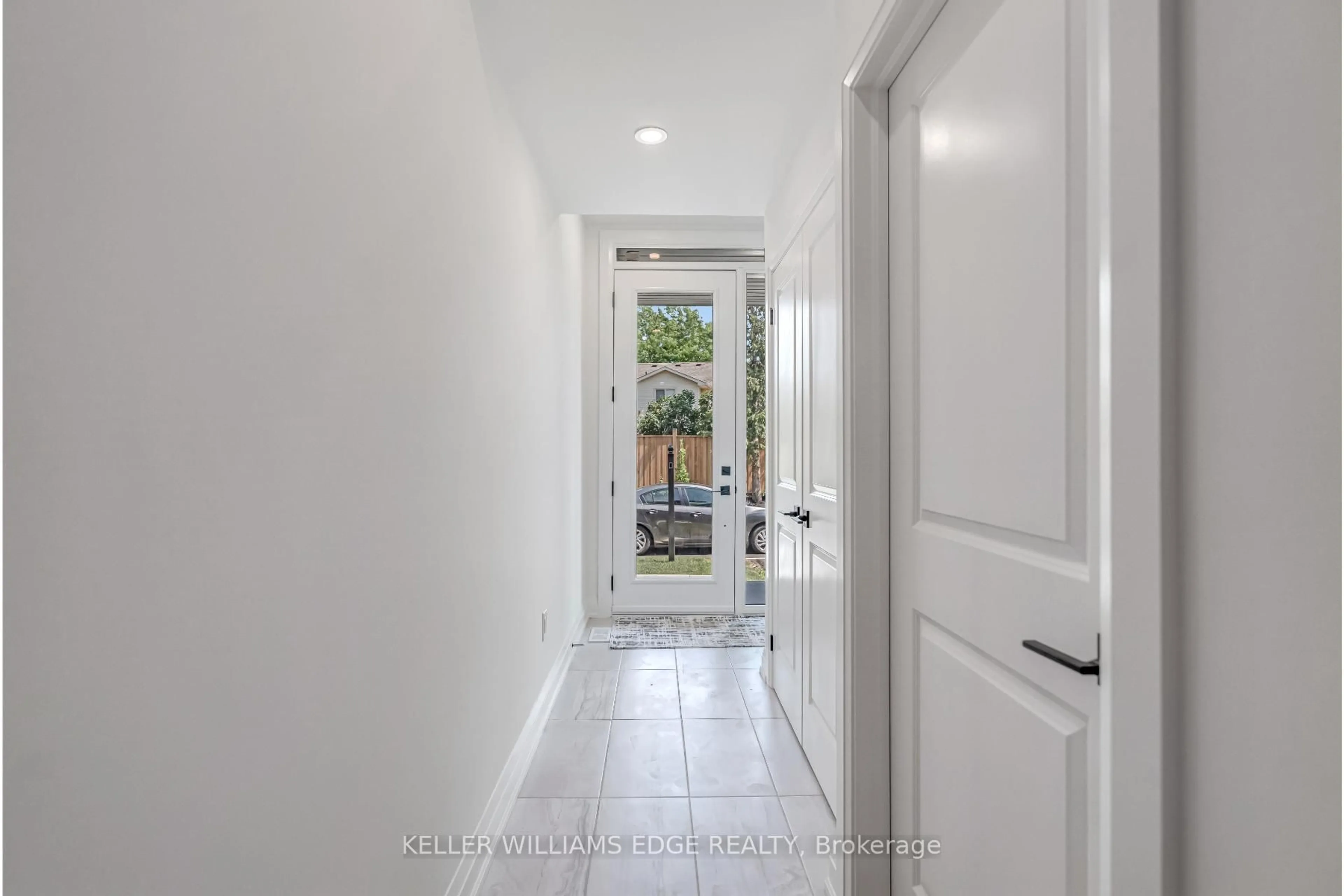 Indoor entryway for 2154 Walkers Line #5, Burlington Ontario L7M 3R9