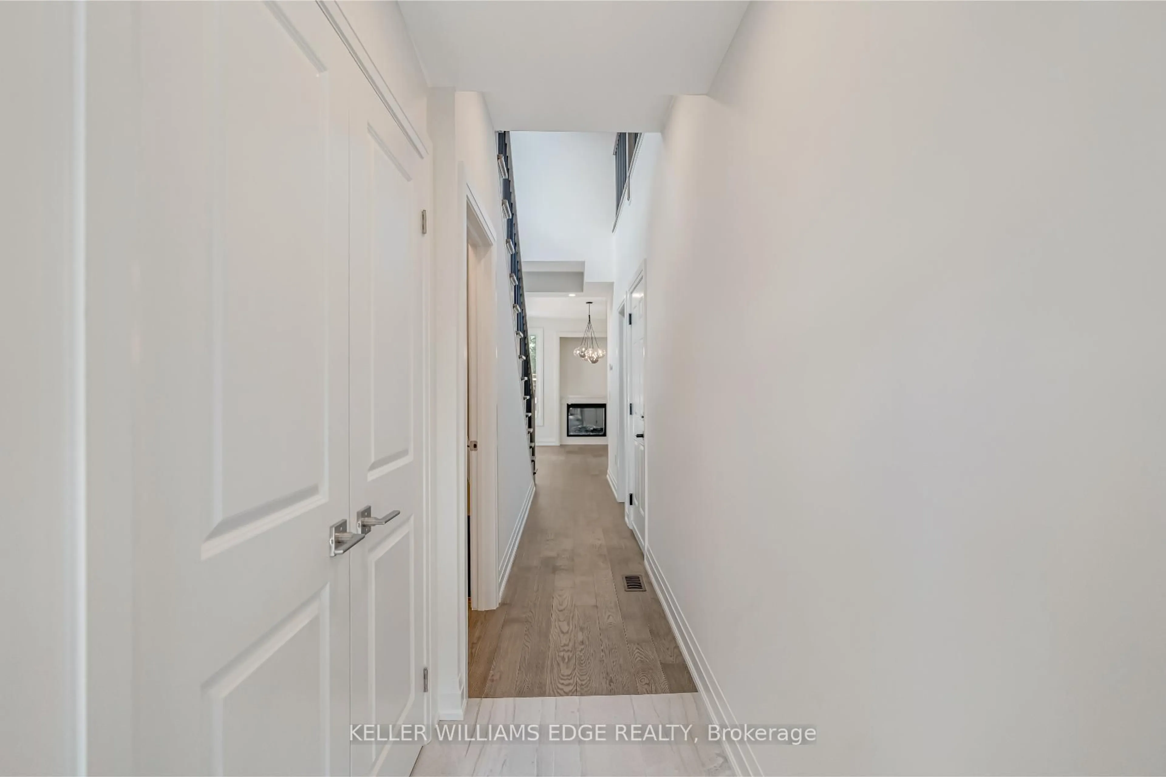 Indoor foyer for 2154 Walkers Line #6, Burlington Ontario L7M 3R9