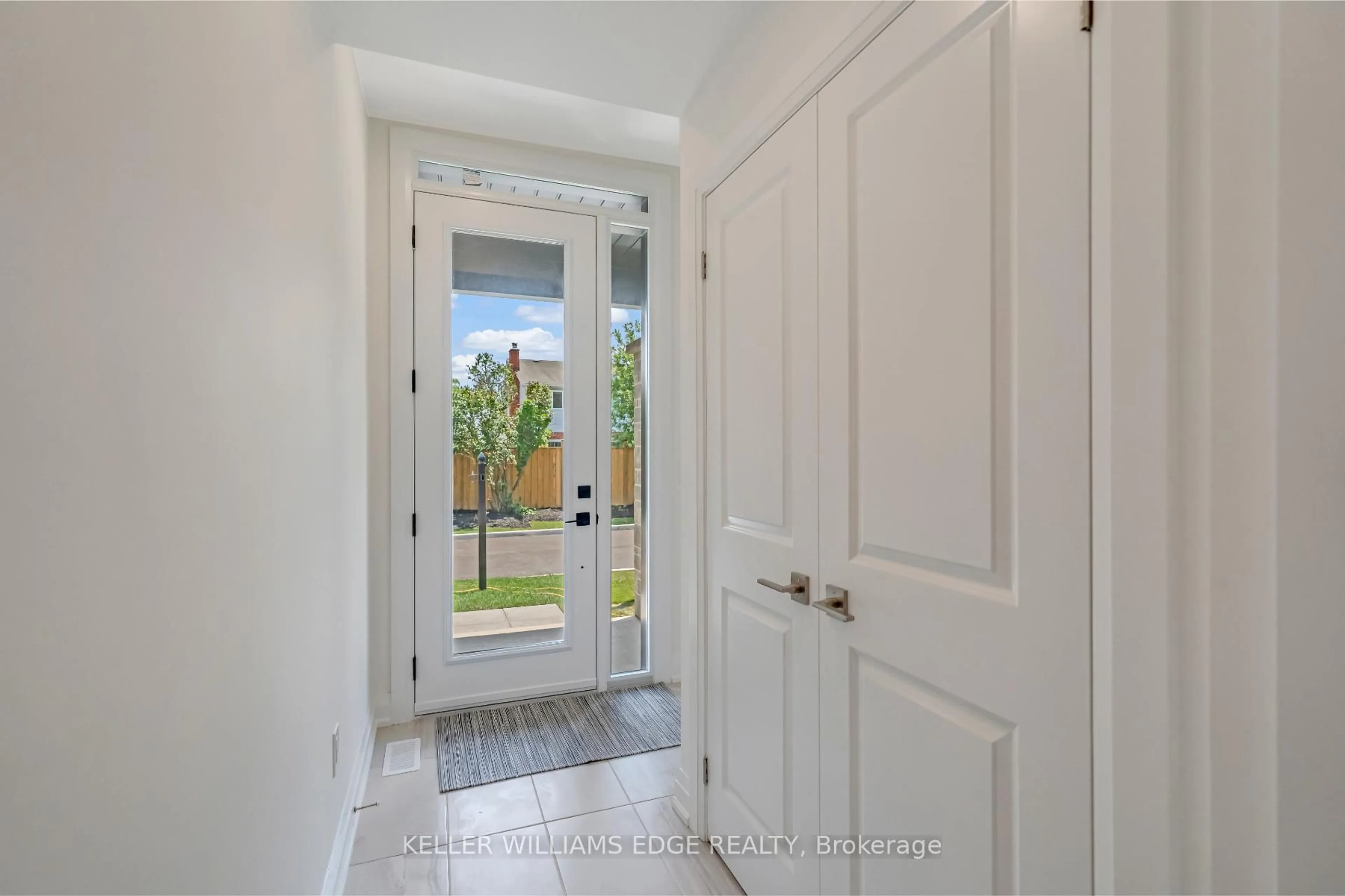 Indoor entryway for 2154 Walkers Line #6, Burlington Ontario L7M 3R9