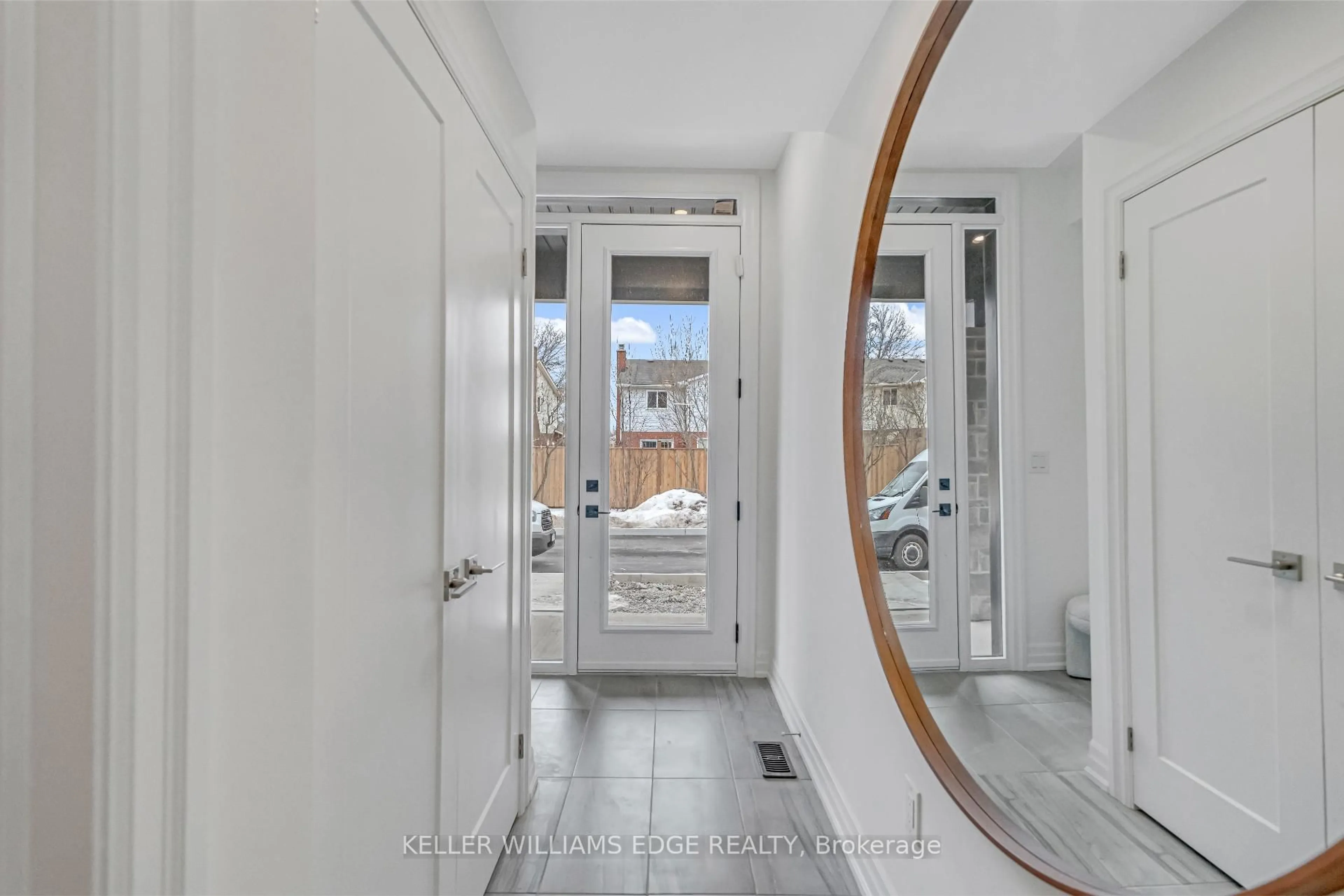 Indoor entryway for 2154 Walkers Line #7, Burlington Ontario L7M 3R9