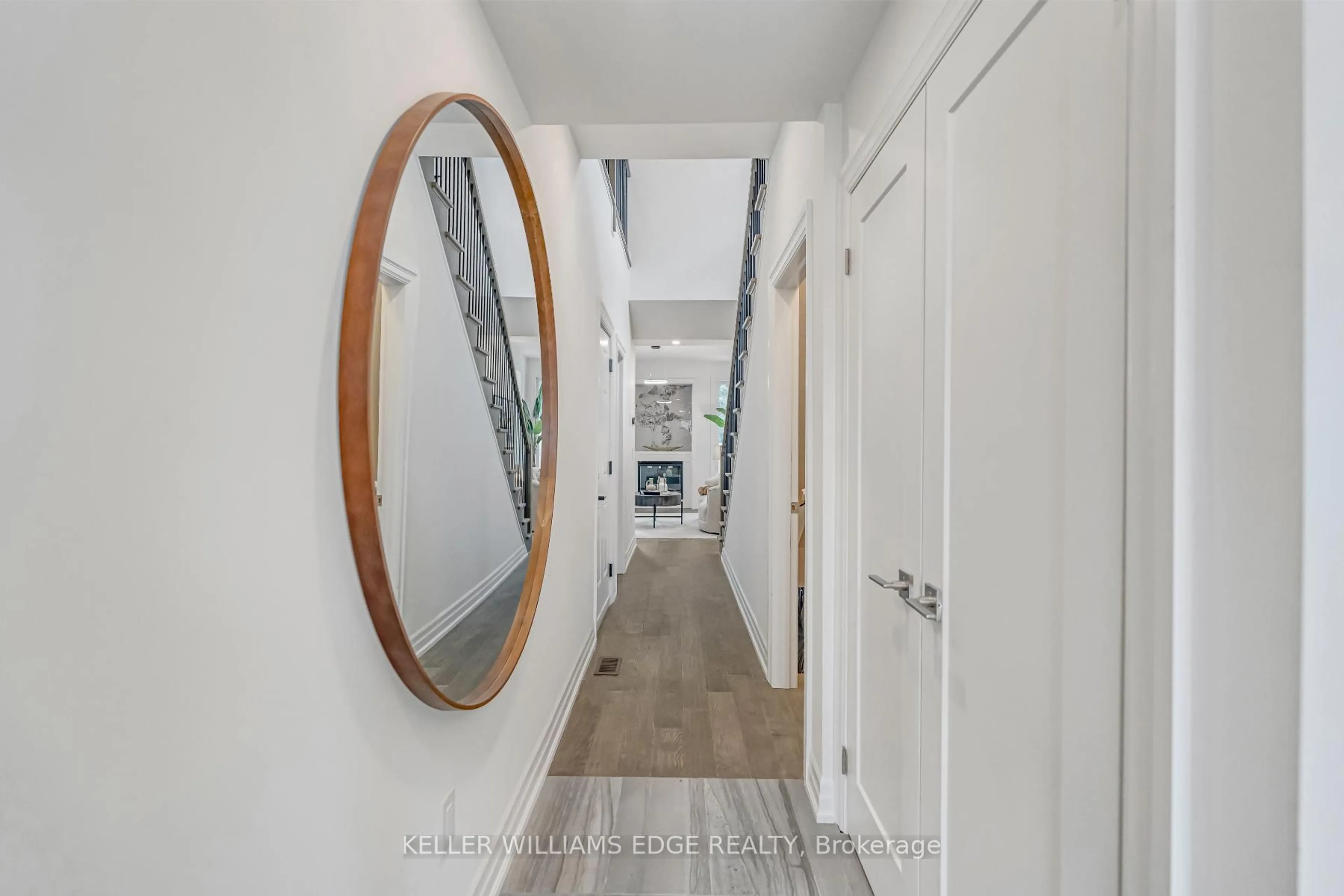 Indoor entryway for 2154 Walkers Line #7, Burlington Ontario L7M 3R9