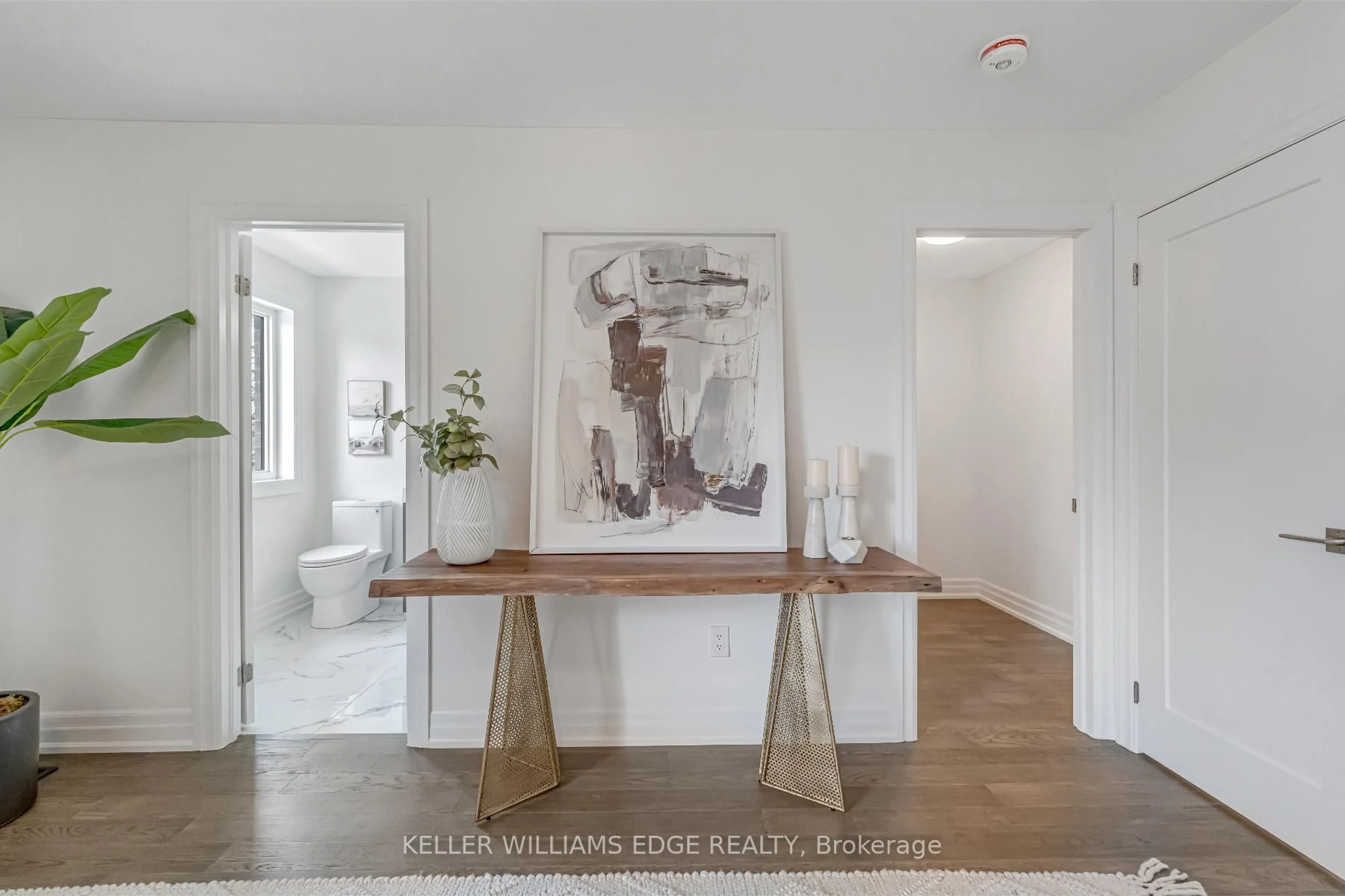 Indoor entryway for 2154 Walkers Line #7, Burlington Ontario L7M 3R9