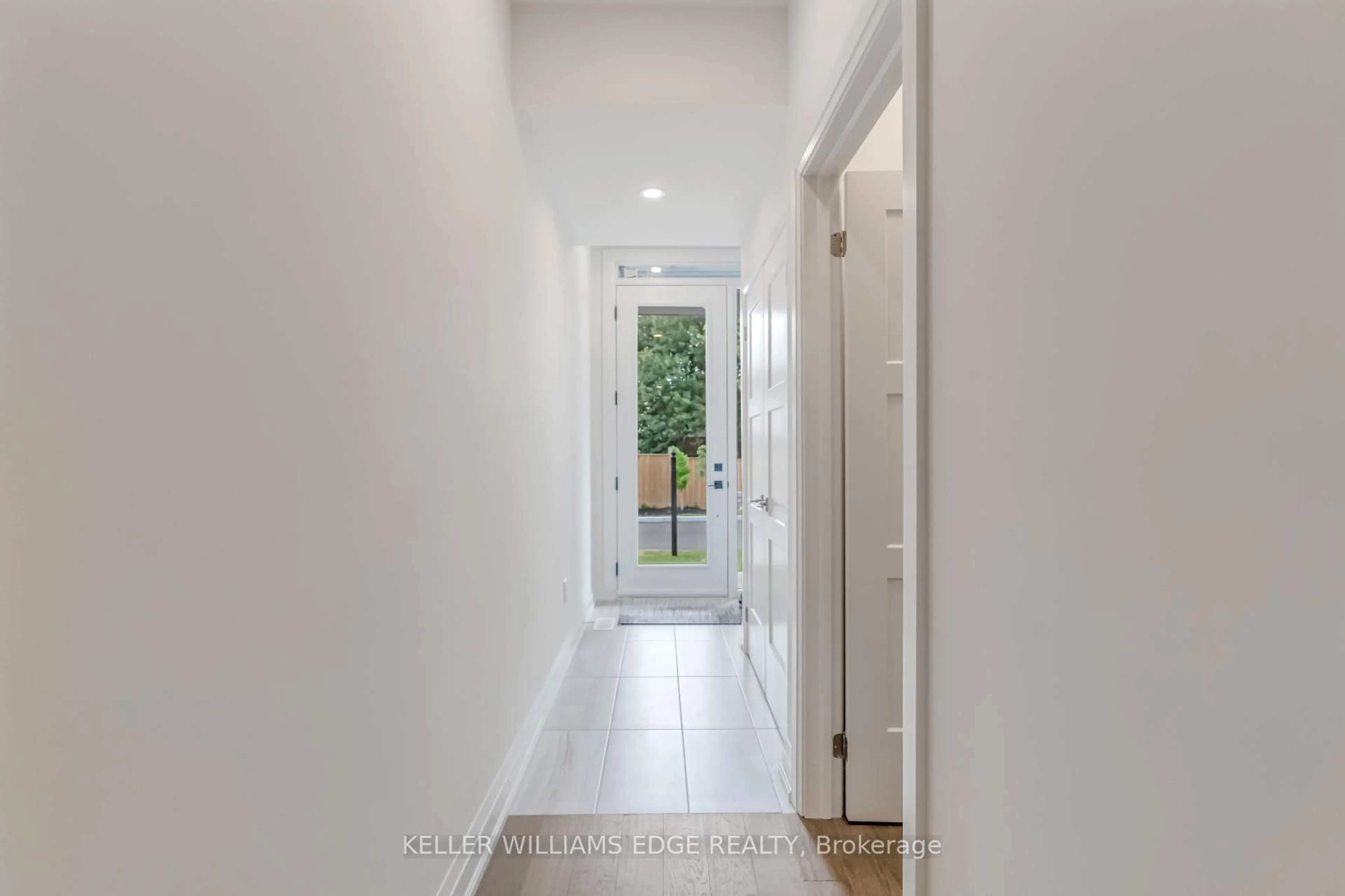 Indoor entryway for 2154 Walkers Line #8, Burlington Ontario L7M 3R9