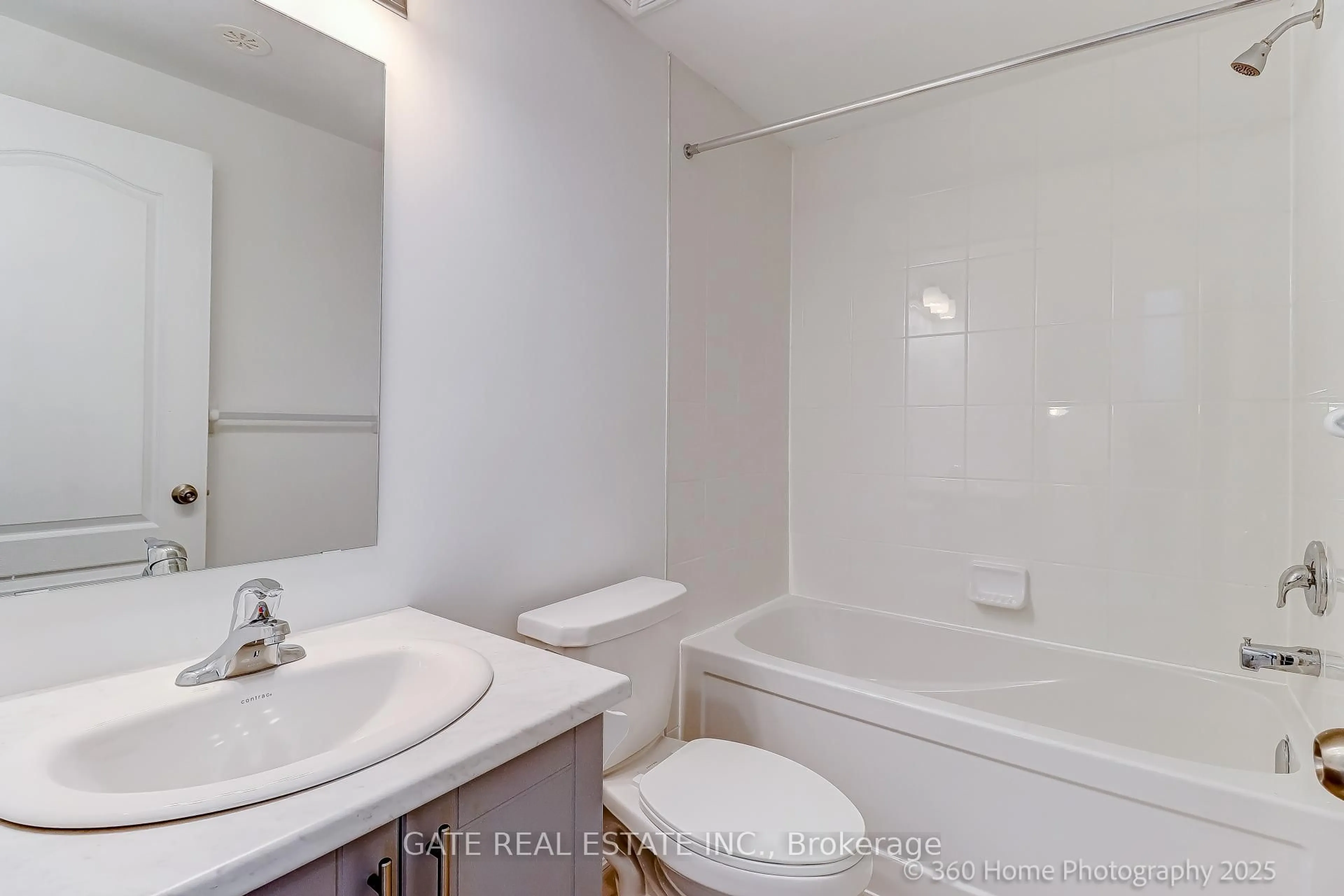 Standard bathroom, unknown for 46 Springdale Ave, Caledon Ontario L7C 4L4