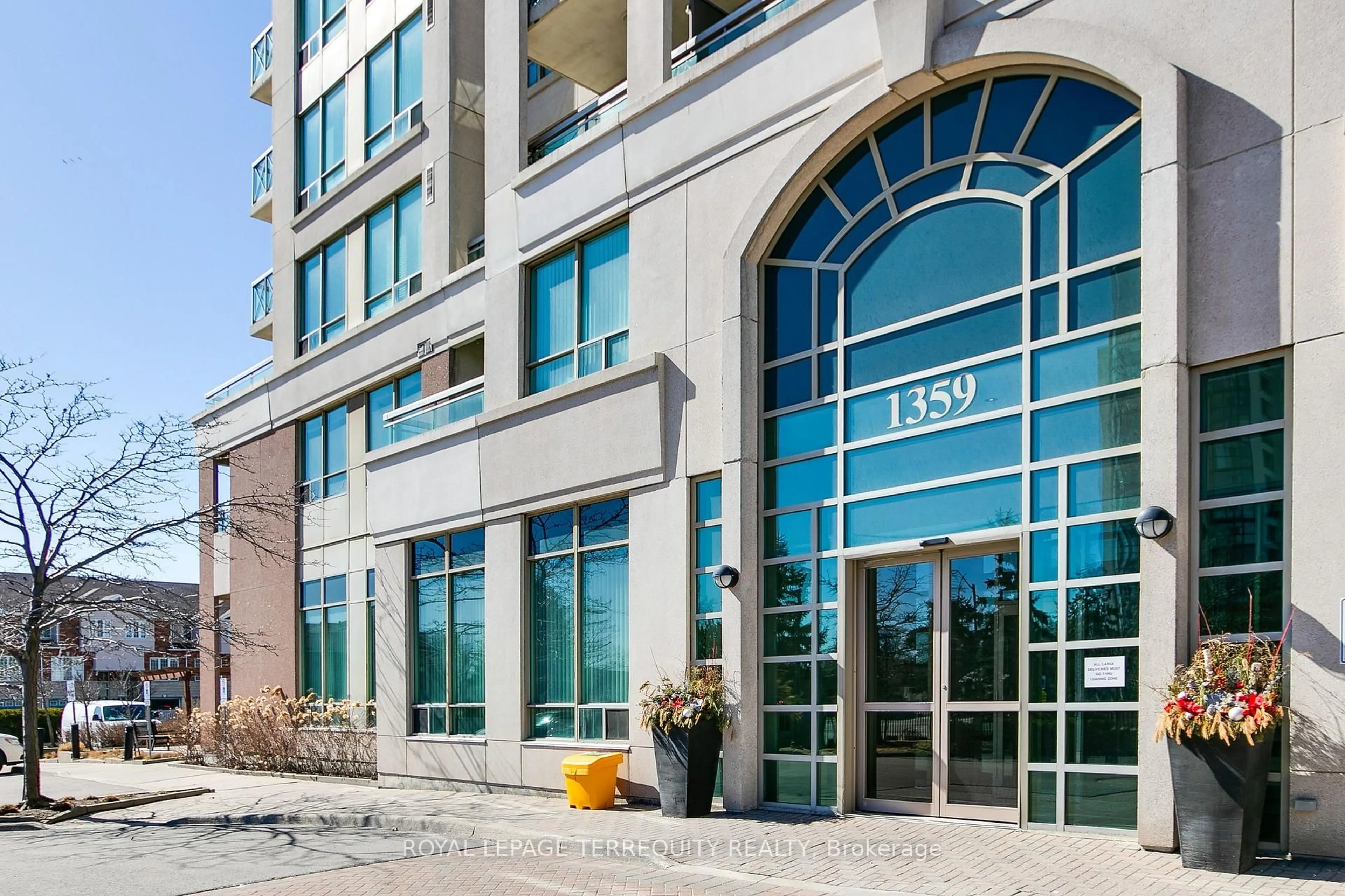 Indoor foyer for 1359 Rathburn Rd #809, Mississauga Ontario L4W 5P7