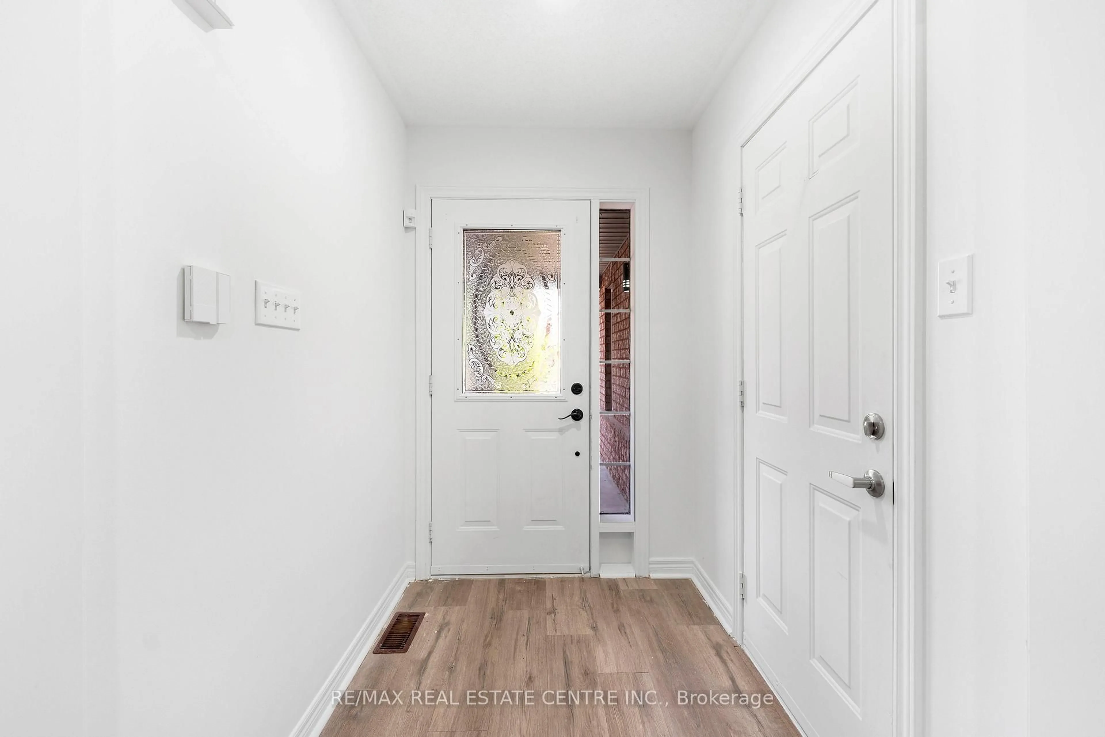 Indoor entryway for 40 Octillo Blvd, Brampton Ontario L6R 2P6