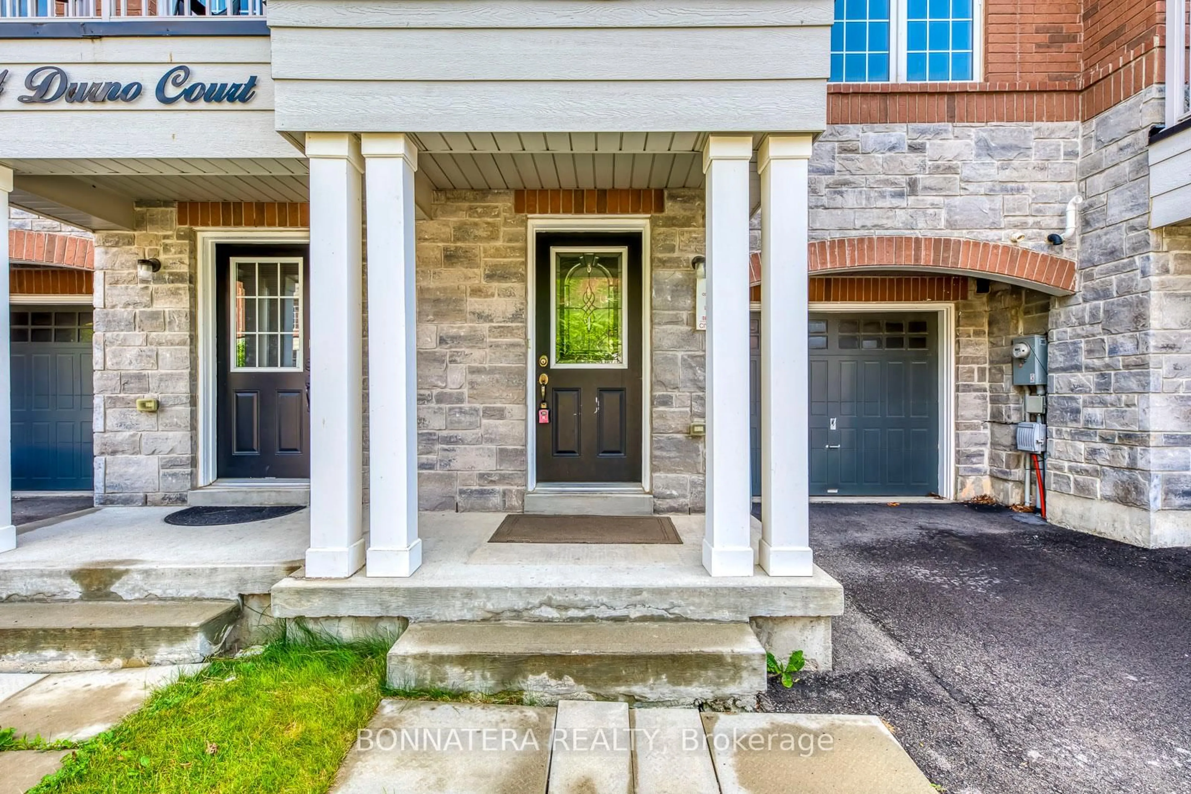 Indoor entryway for 1102 Durno Crt, Milton Ontario L9T 8P5