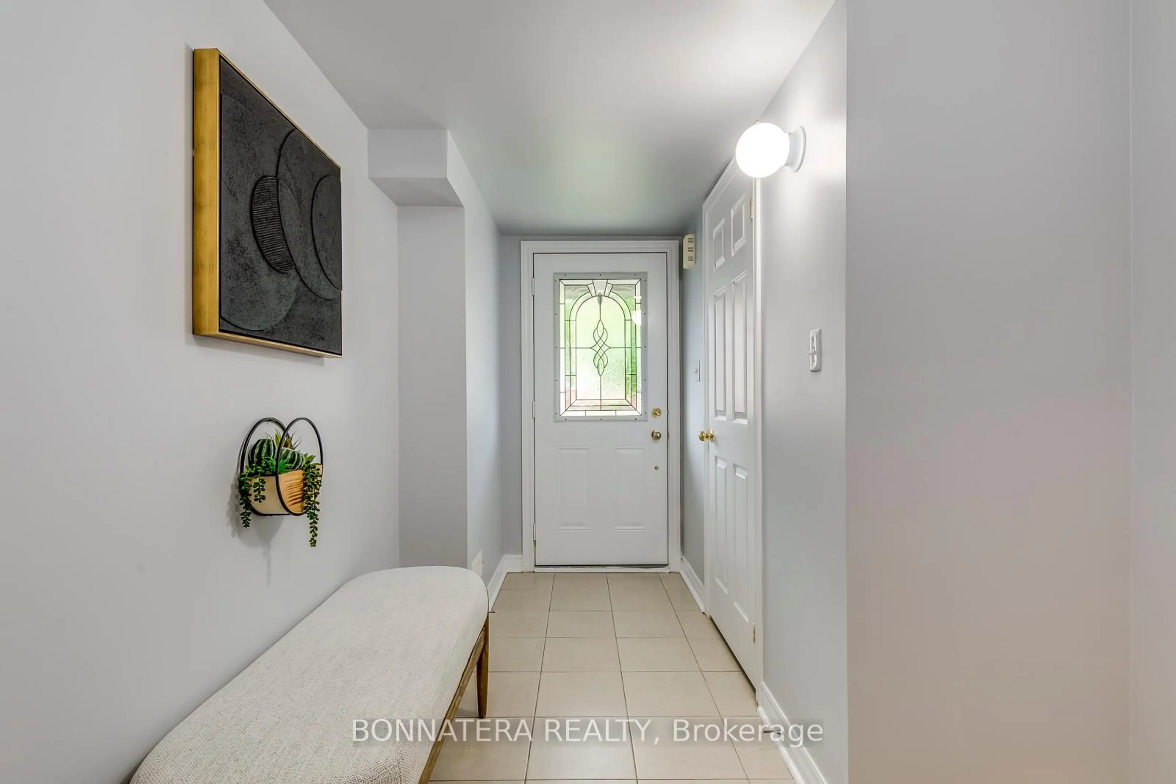 Indoor entryway for 1102 Durno Crt, Milton Ontario L9T 8P5