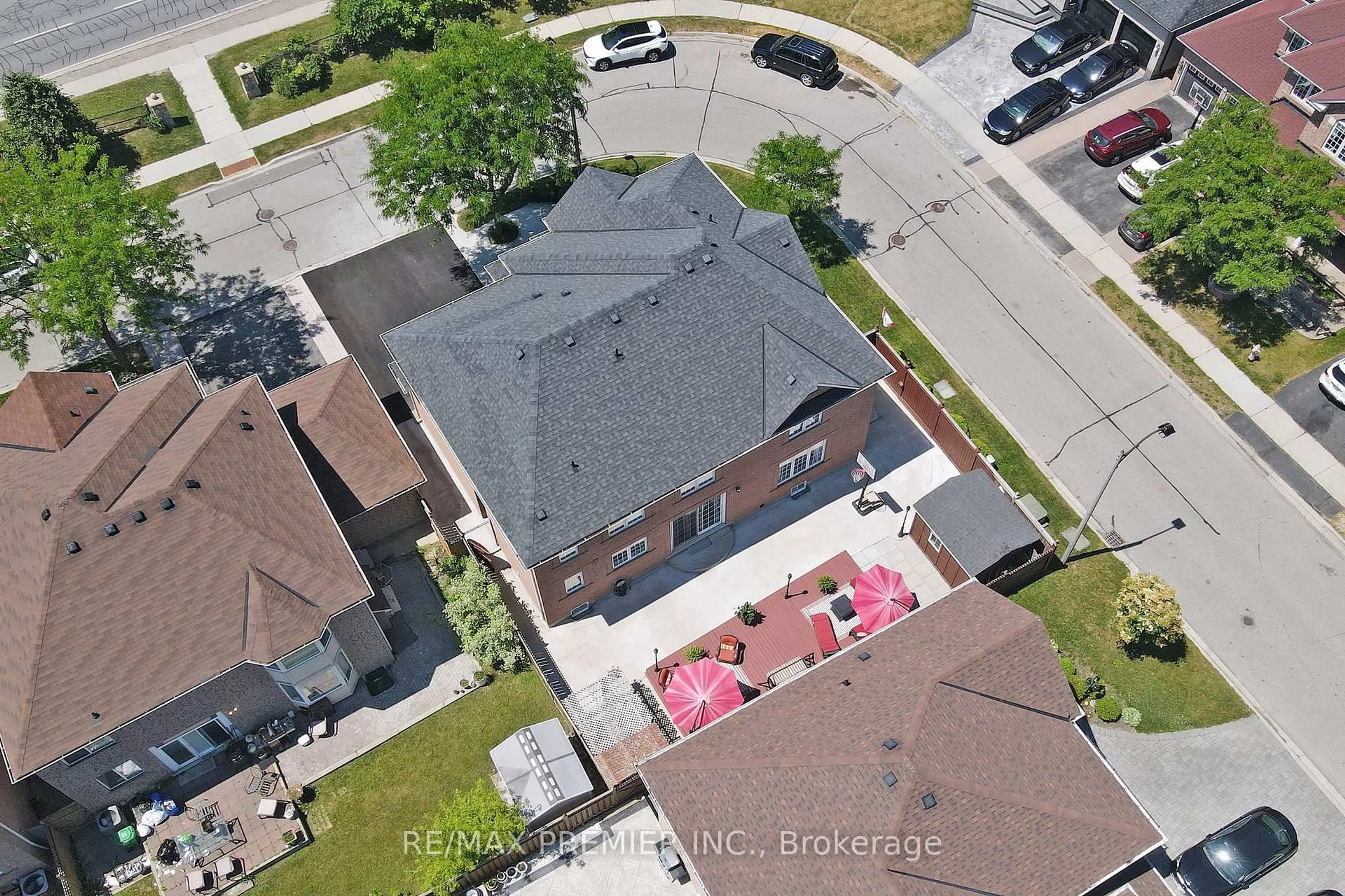 A pic from outside/outdoor area/front of a property/back of a property/a pic from drone, street for 42 Sparta Dr, Brampton Ontario L6P 1H9