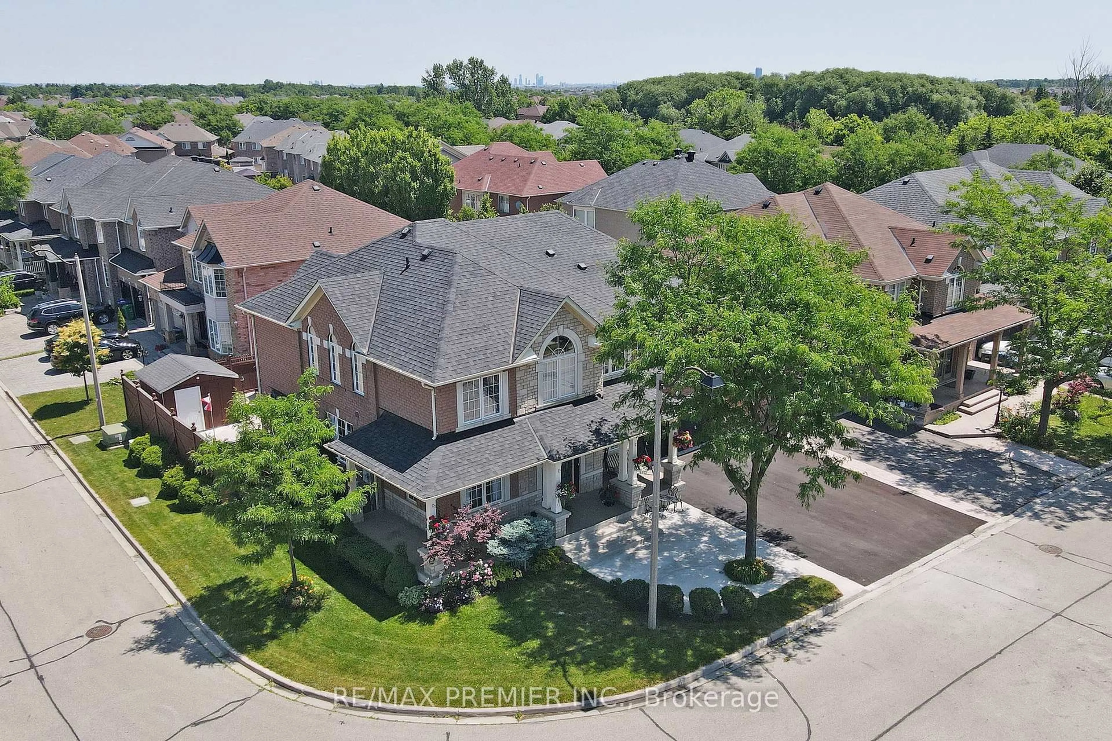 A pic from outside/outdoor area/front of a property/back of a property/a pic from drone, street for 42 Sparta Dr, Brampton Ontario L6P 1H9