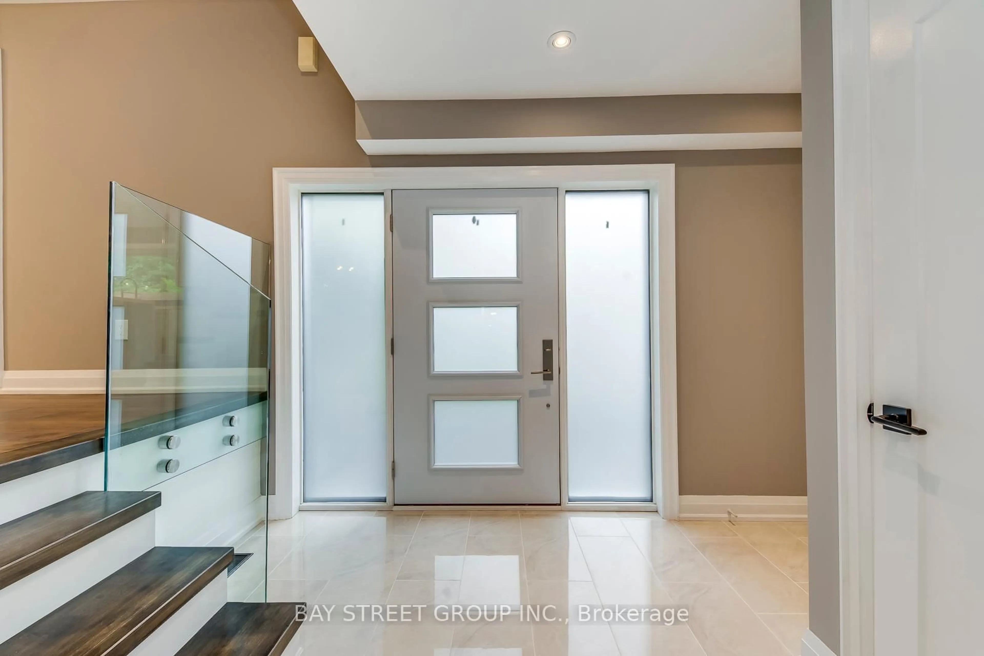Indoor foyer for 1376 Forest Glade Rd, Oakville Ontario L6H 2G3