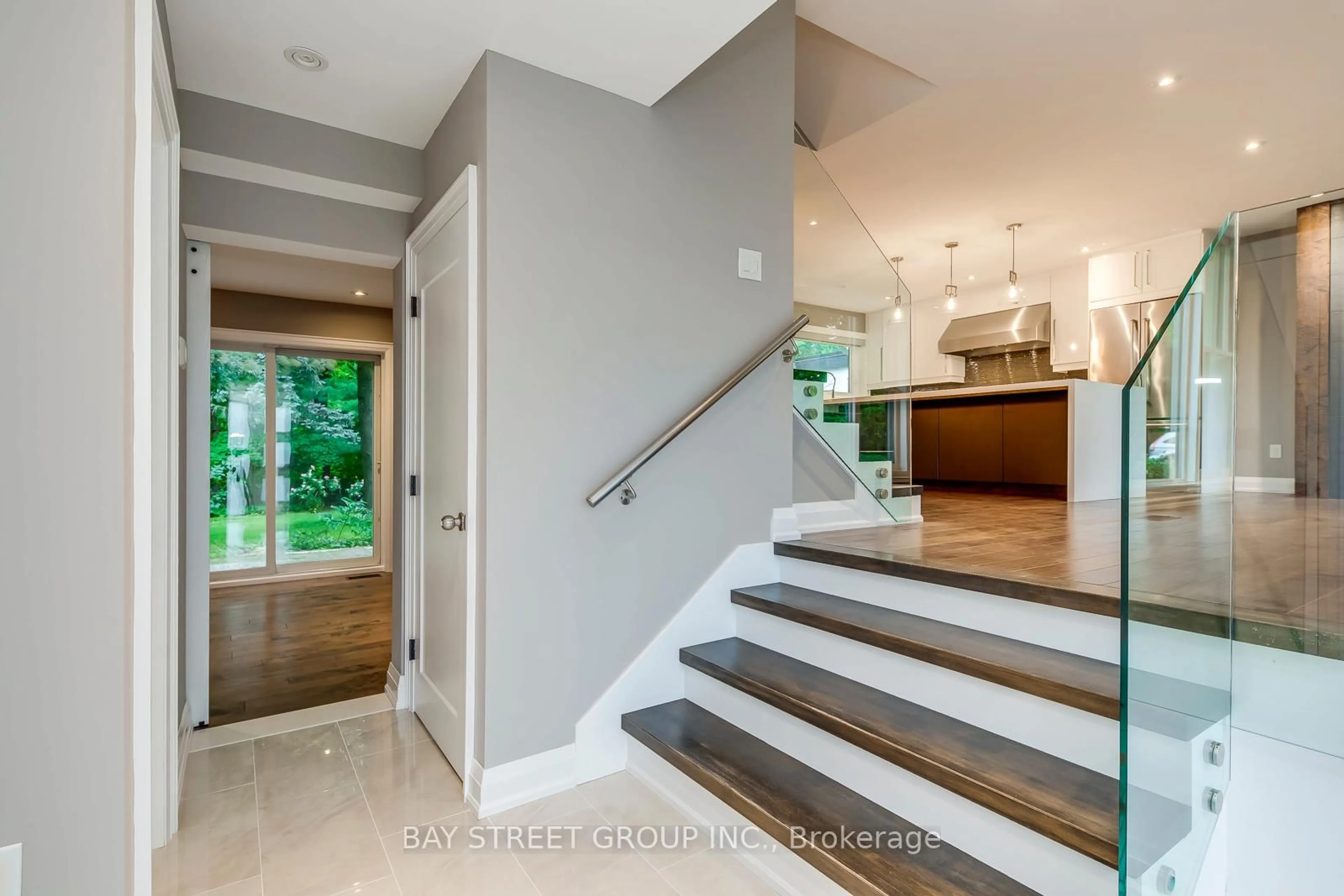 Indoor entryway for 1376 Forest Glade Rd, Oakville Ontario L6H 2G3