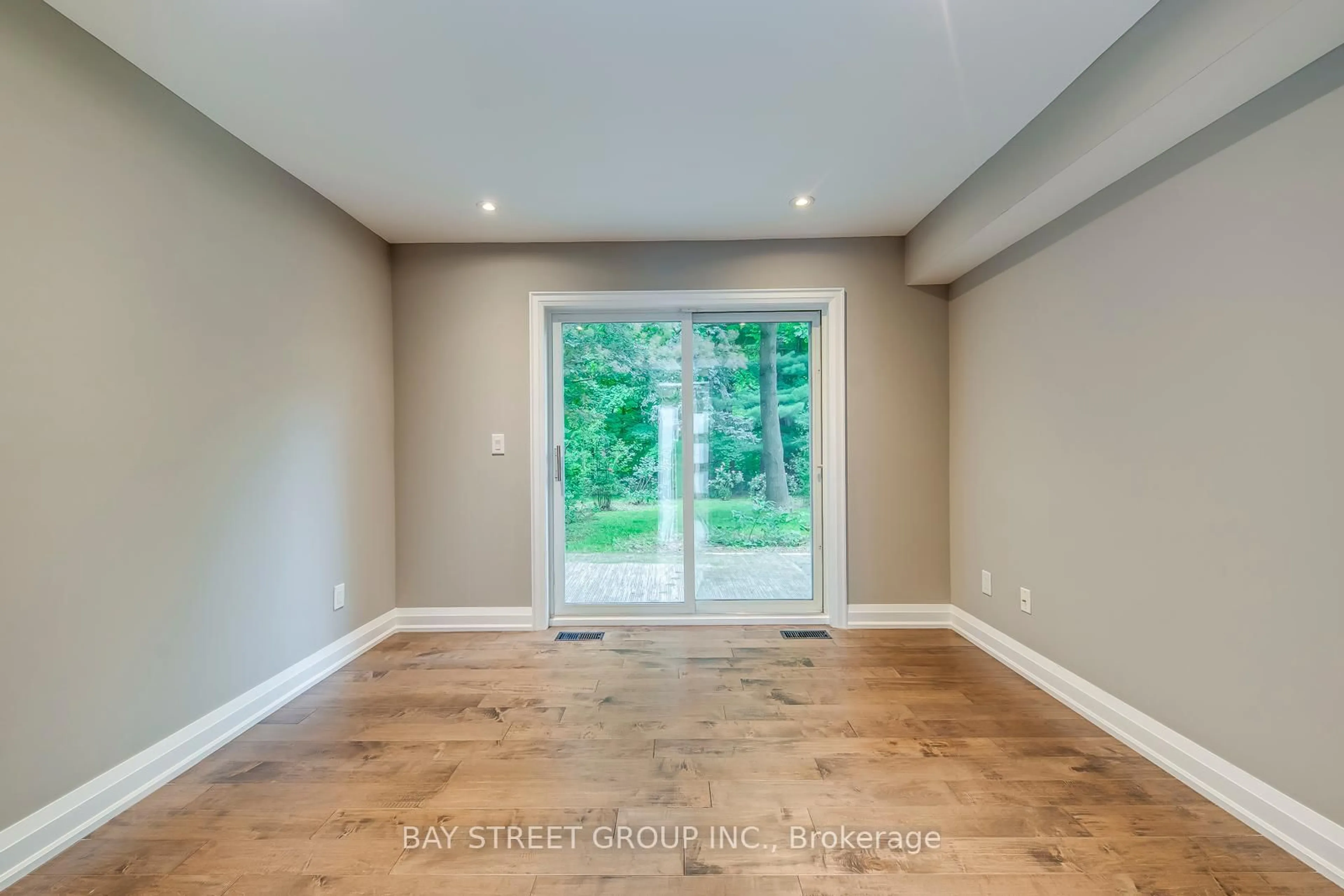A pic of a room for 1376 Forest Glade Rd, Oakville Ontario L6H 2G3