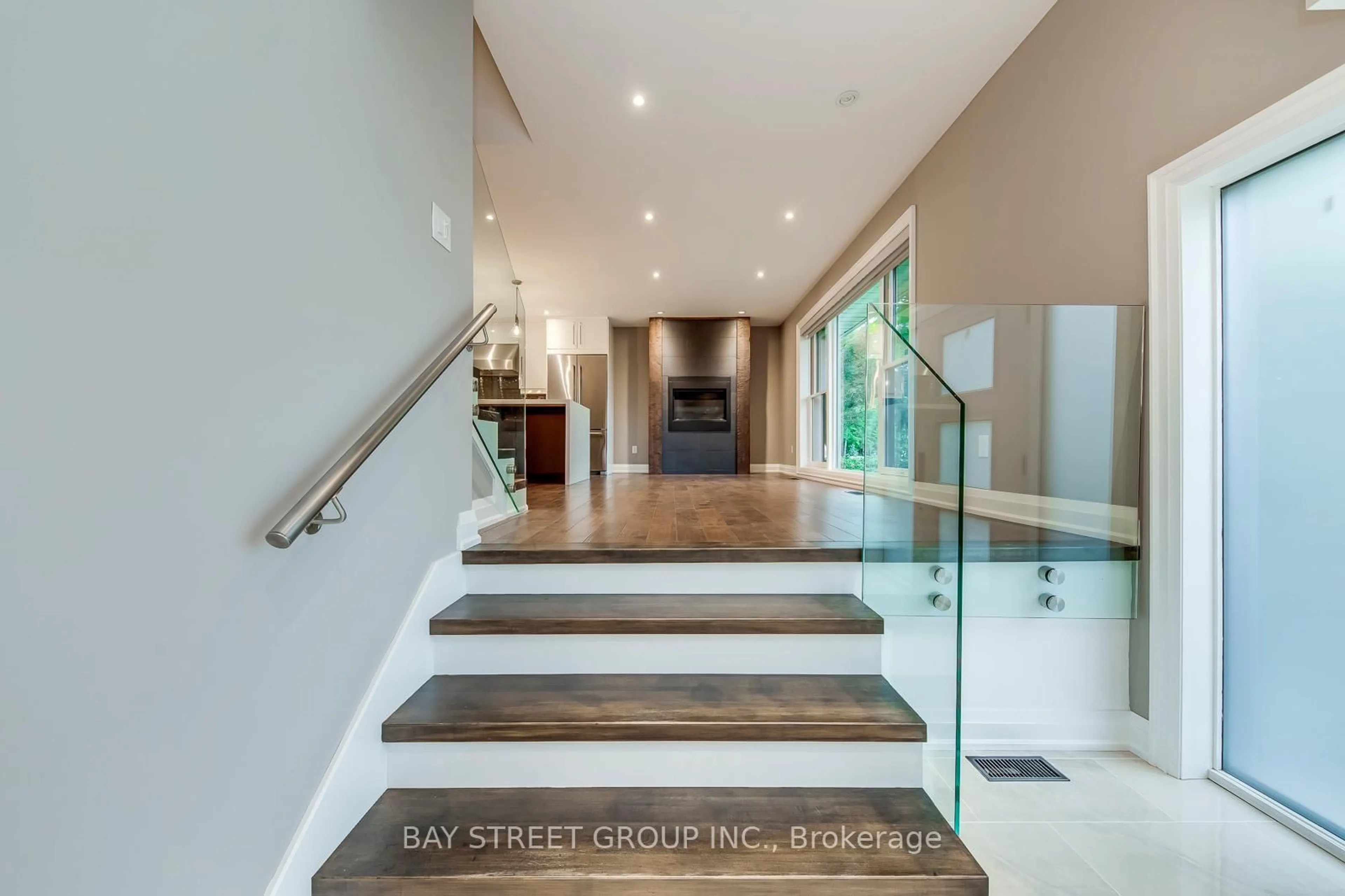 Indoor entryway for 1376 Forest Glade Rd, Oakville Ontario L6H 2G3