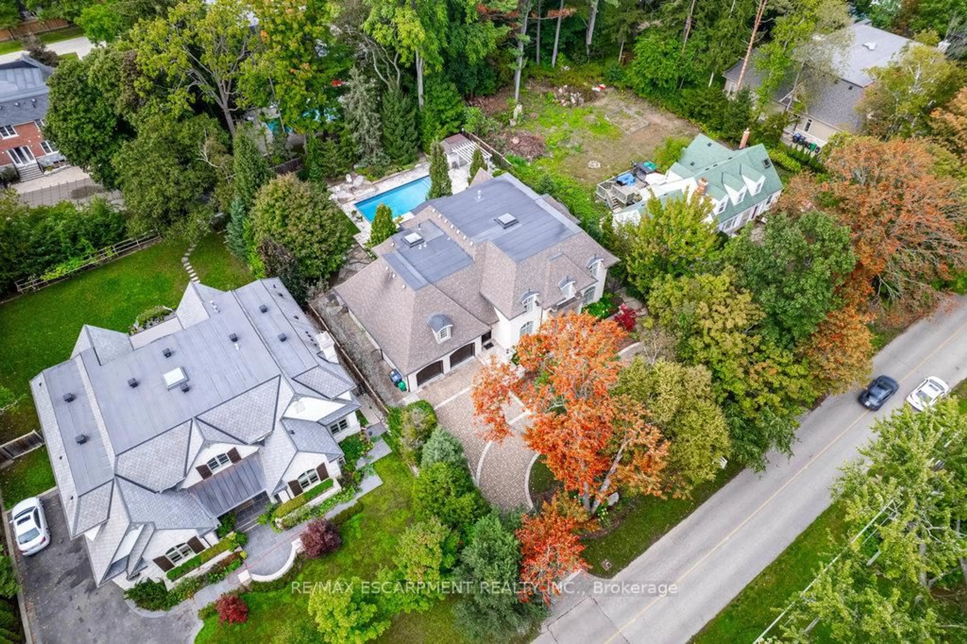 A pic from outside/outdoor area/front of a property/back of a property/a pic from drone, street for 79 Pinewood Tr, Mississauga Ontario L5G 2L2