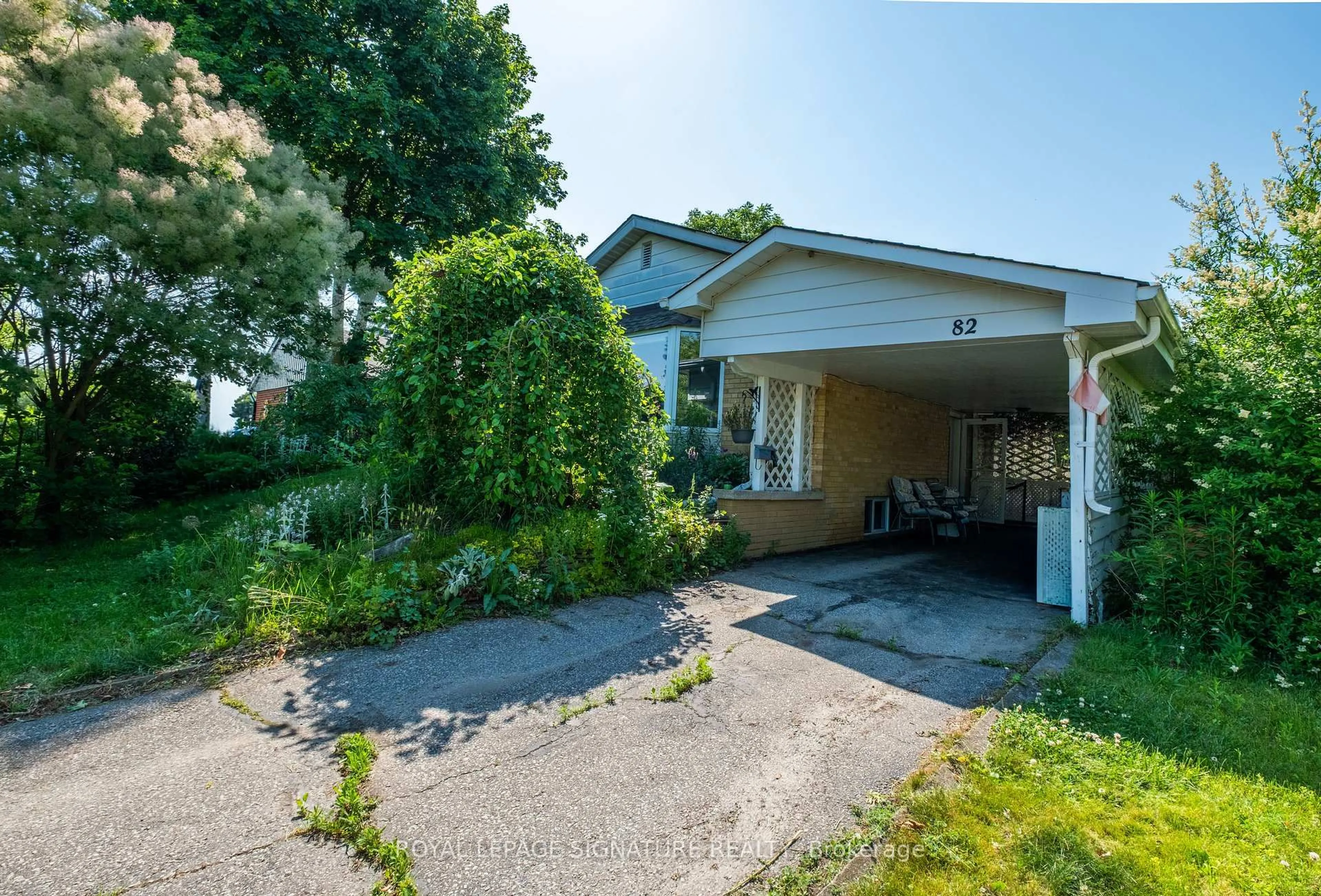 A pic from outside/outdoor area/front of a property/back of a property/a pic from drone, street for 82 Roseford Terr, Halton Hills Ontario L7J 2L3