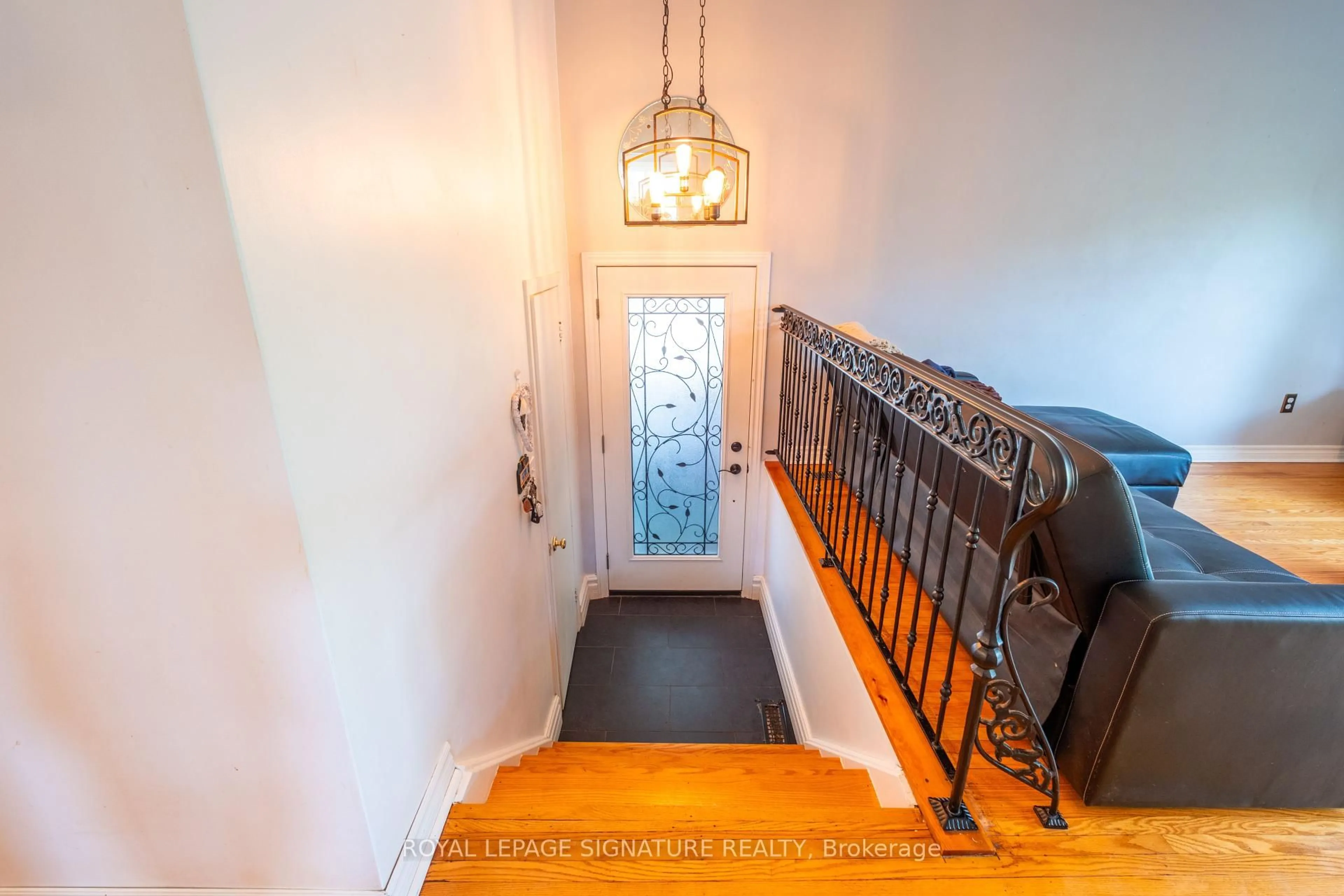 Indoor entryway for 82 Roseford Terr, Halton Hills Ontario L7J 2L3