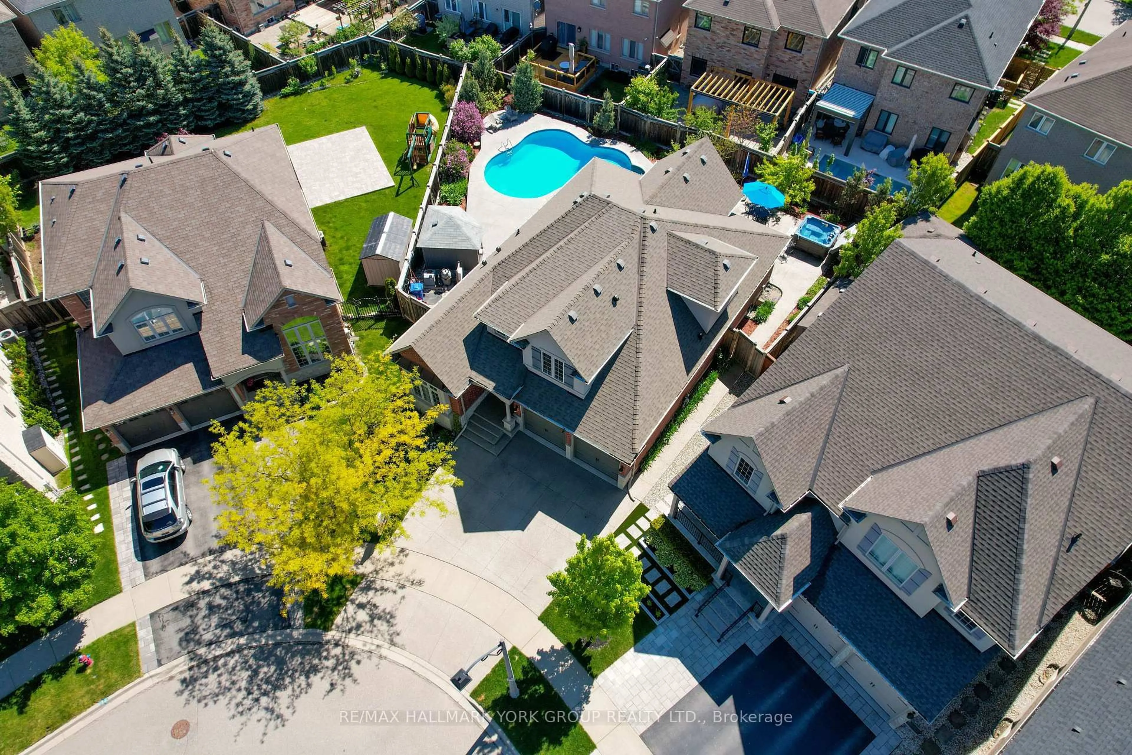 A pic from outside/outdoor area/front of a property/back of a property/a pic from drone, street for 3210 Saltaire Cres, Oakville Ontario L6M 0K8