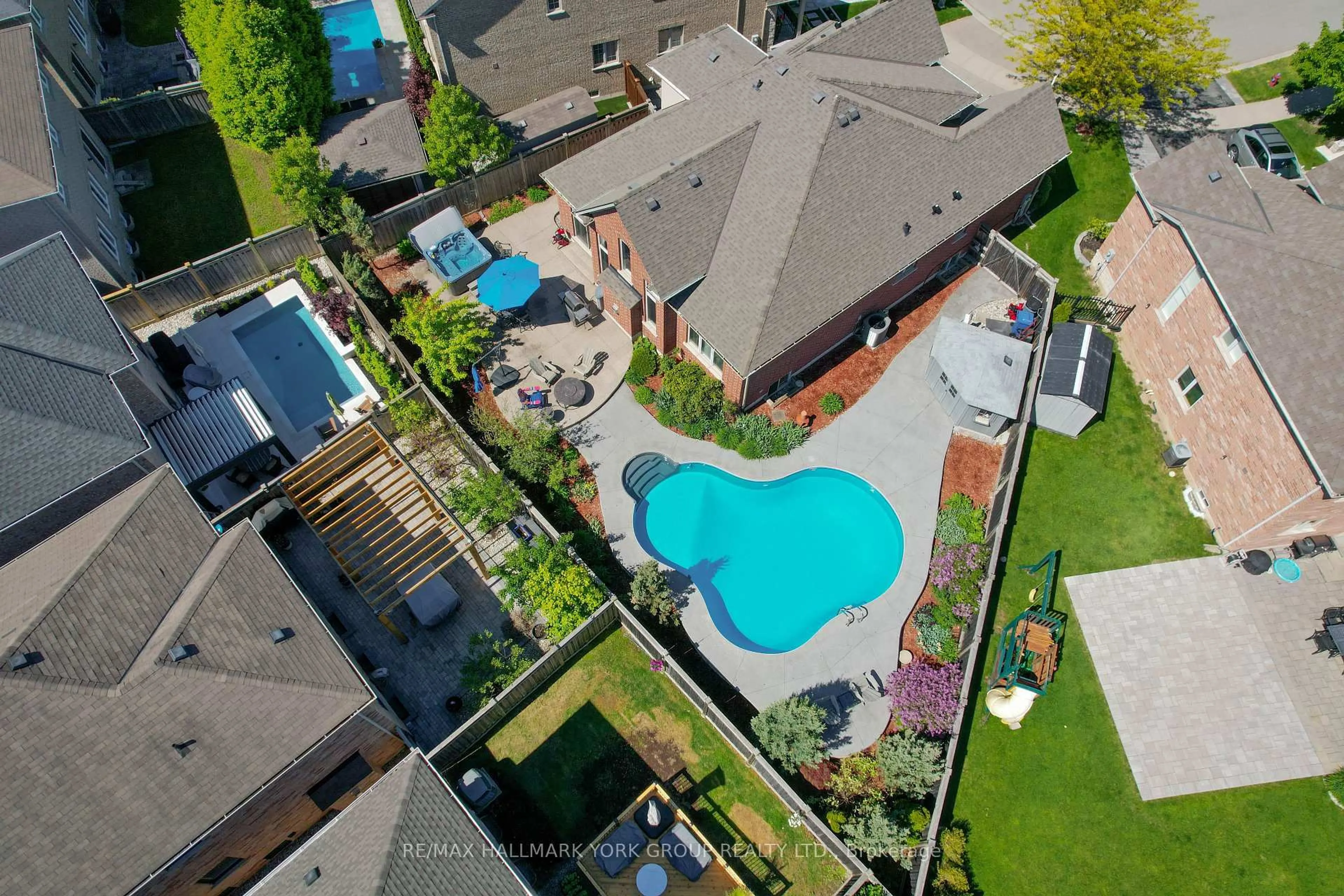 A pic from outside/outdoor area/front of a property/back of a property/a pic from drone, street for 3210 Saltaire Cres, Oakville Ontario L6M 0K8