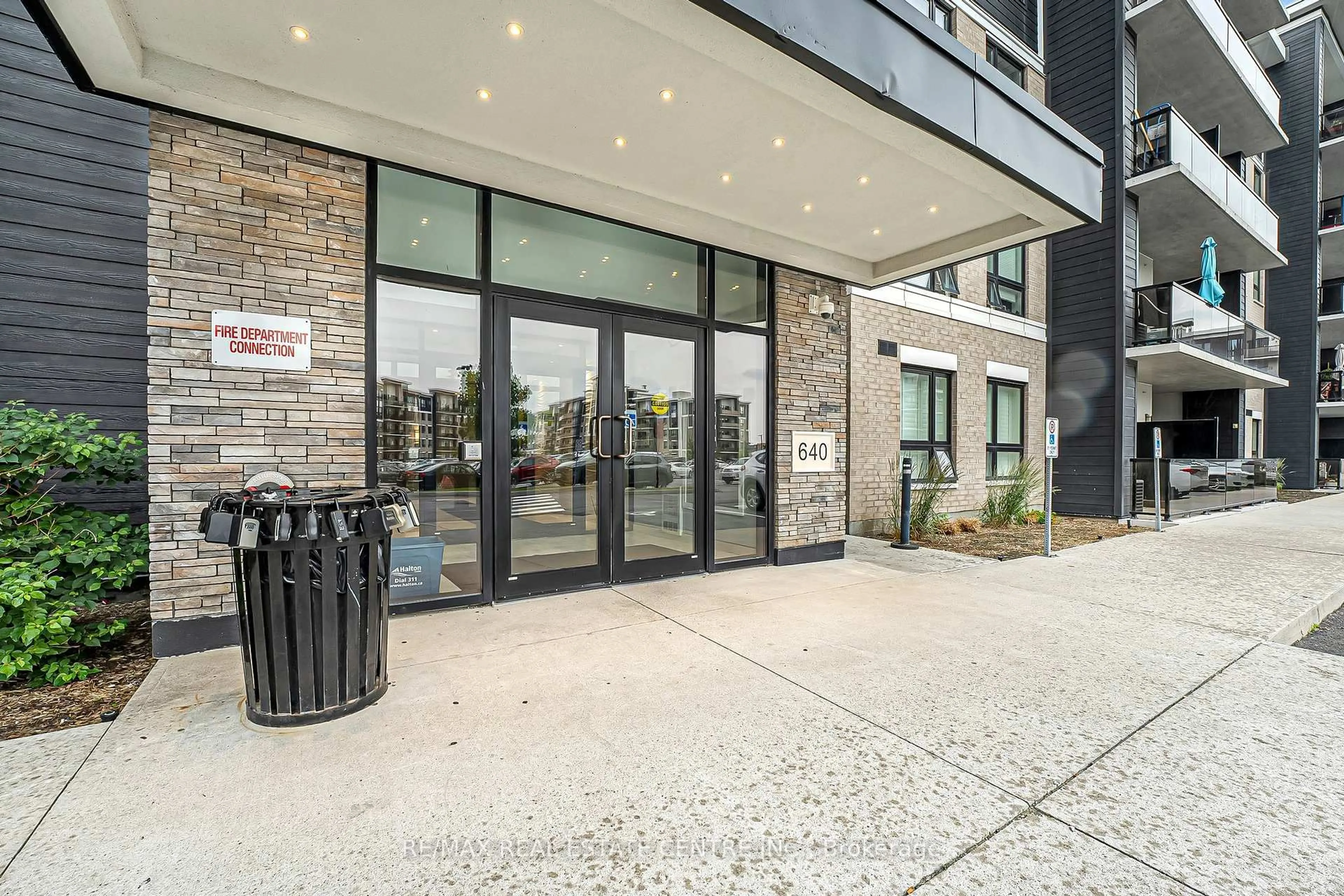 Indoor foyer for 640 Sauve St #316, Milton Ontario L9T 9A7