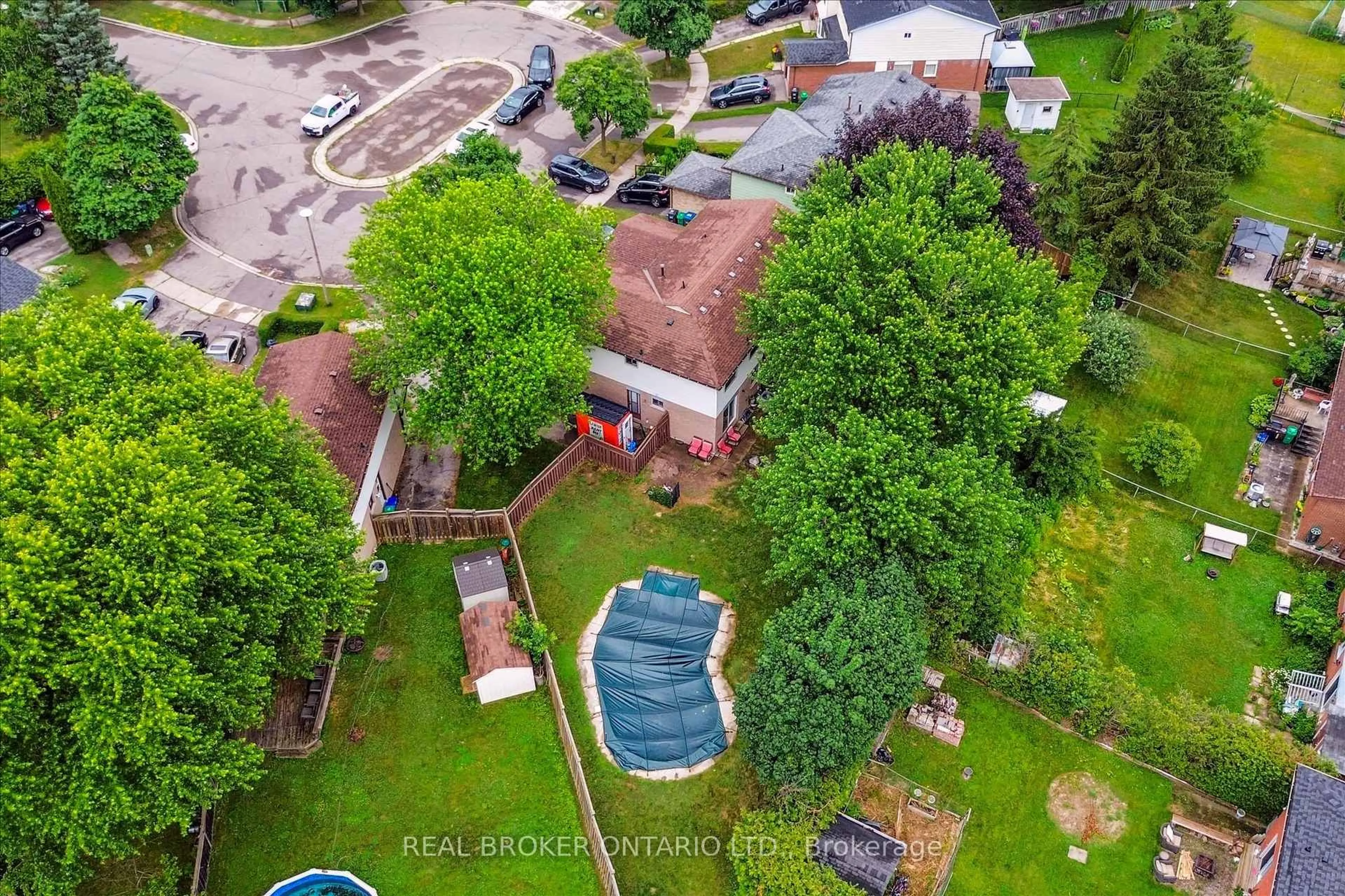 A pic from outside/outdoor area/front of a property/back of a property/a pic from drone, street for 14 Wimbledon Crt, Brampton Ontario L6V 2S4