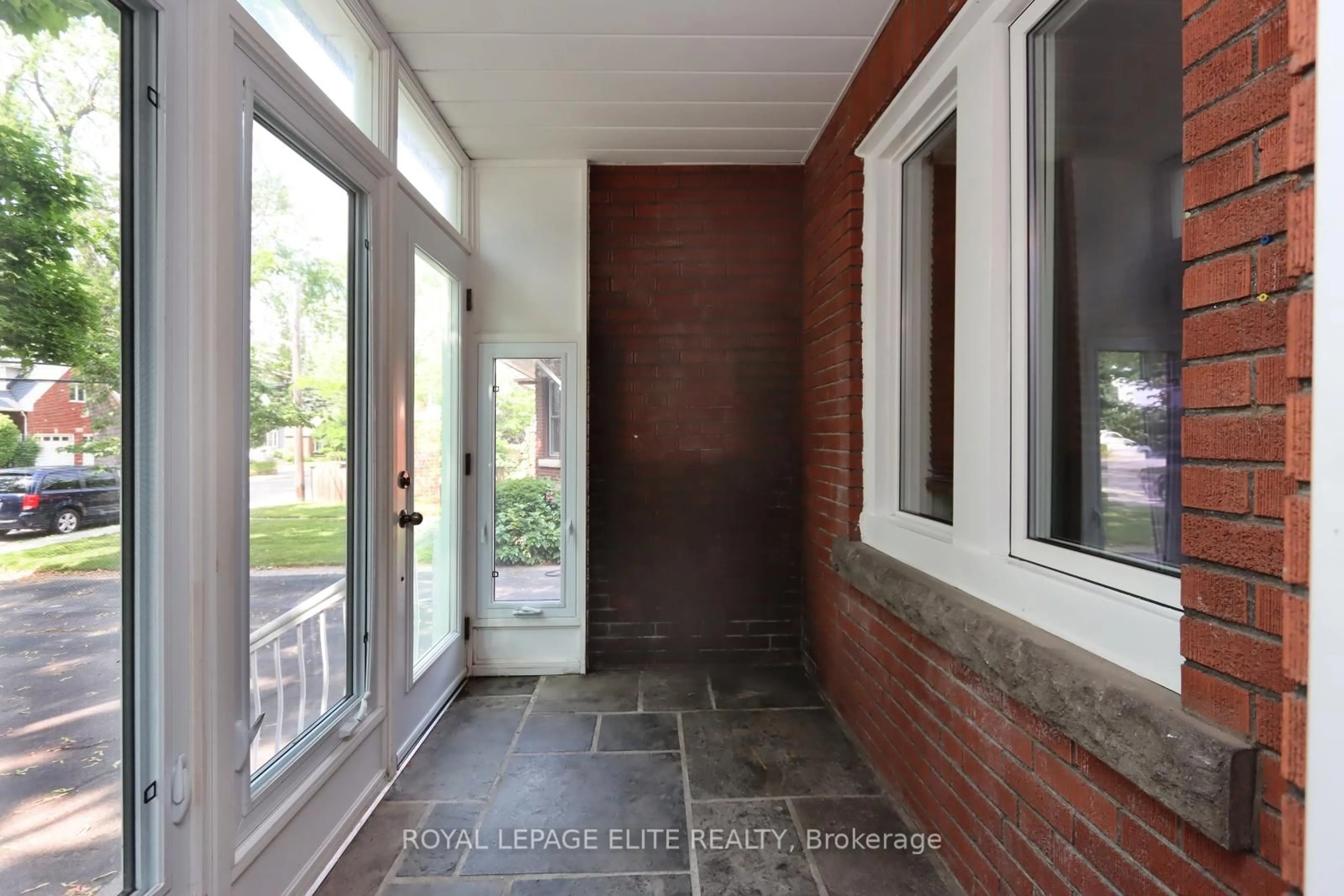 Indoor entryway for 1208 Bellview St, Burlington Ontario L7S 1C7