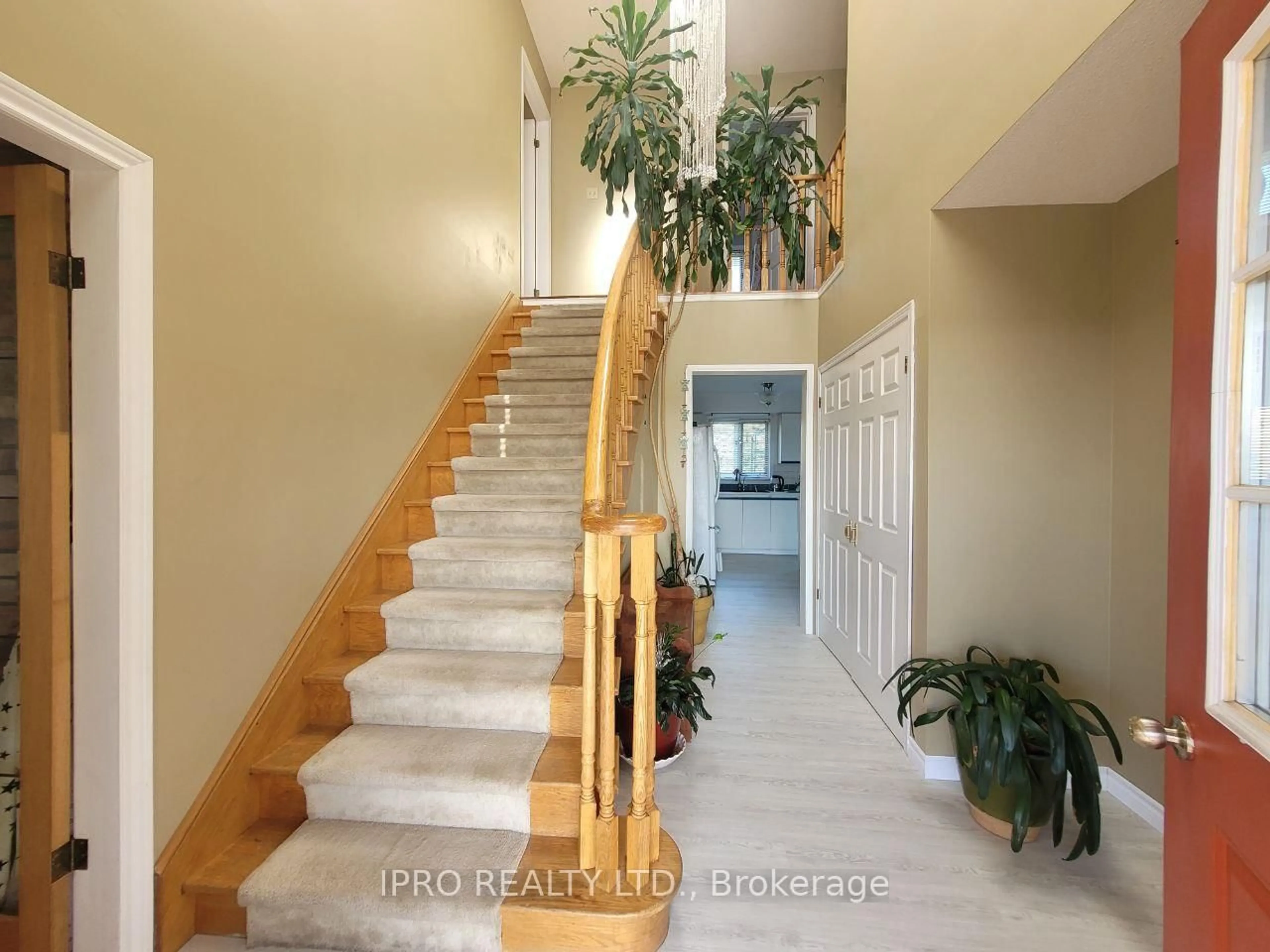 Indoor foyer for 14323 Creditview Rd, Caledon Ontario L7C 1N3