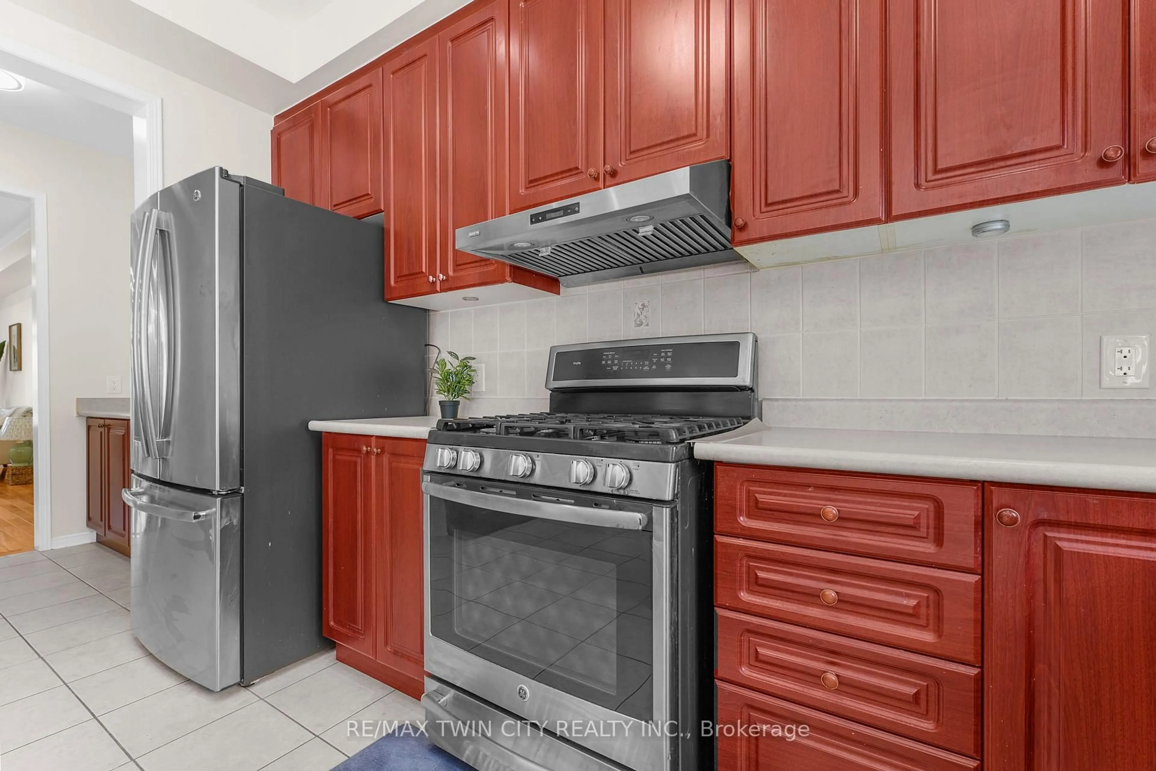 Standard kitchen, ceramic/tile floor for 6 Canarygrass Dr, Brampton Ontario L6R 3C4