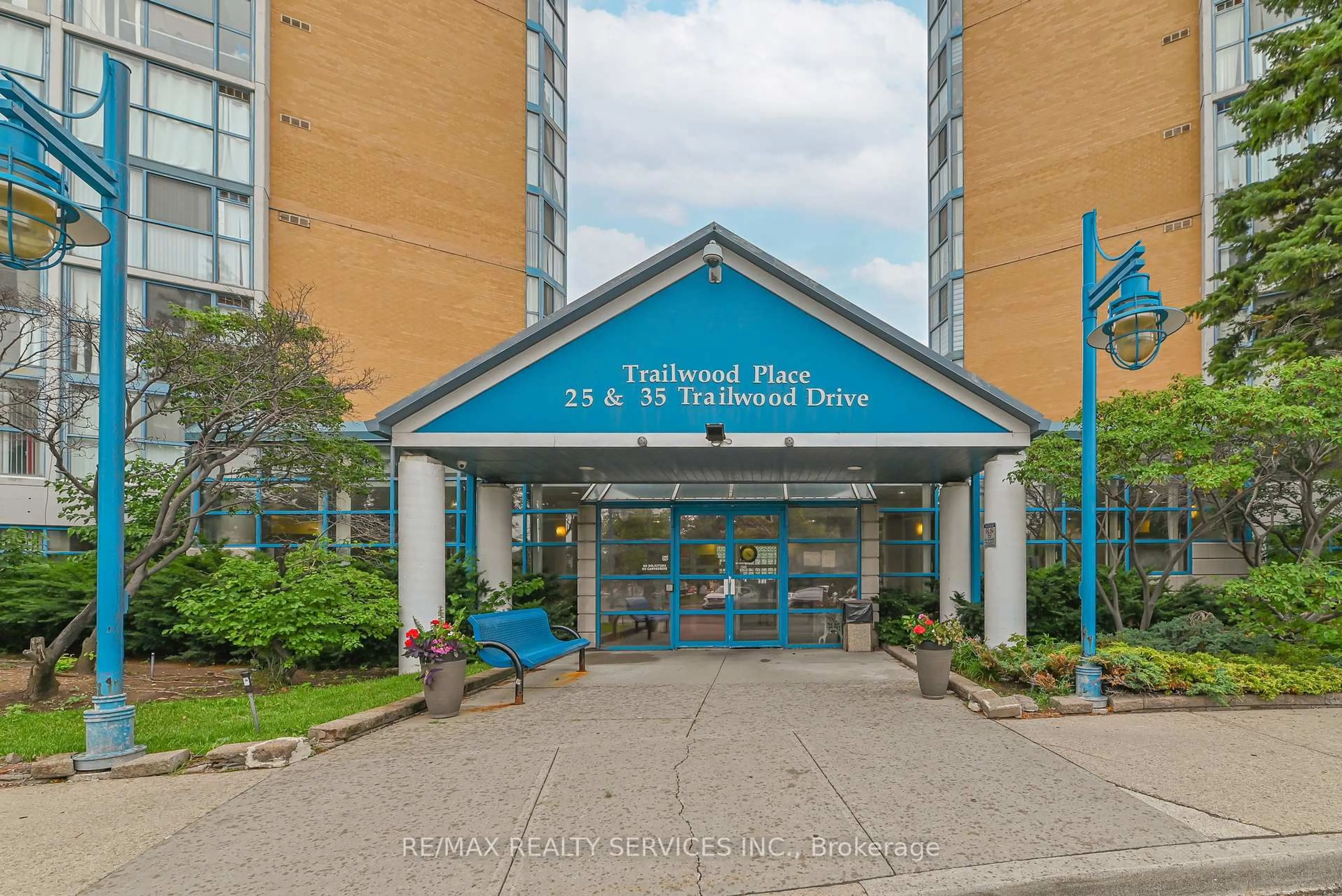 Indoor foyer for 35 Trailwood Dr #1911, Mississauga Ontario L4Z 3K9