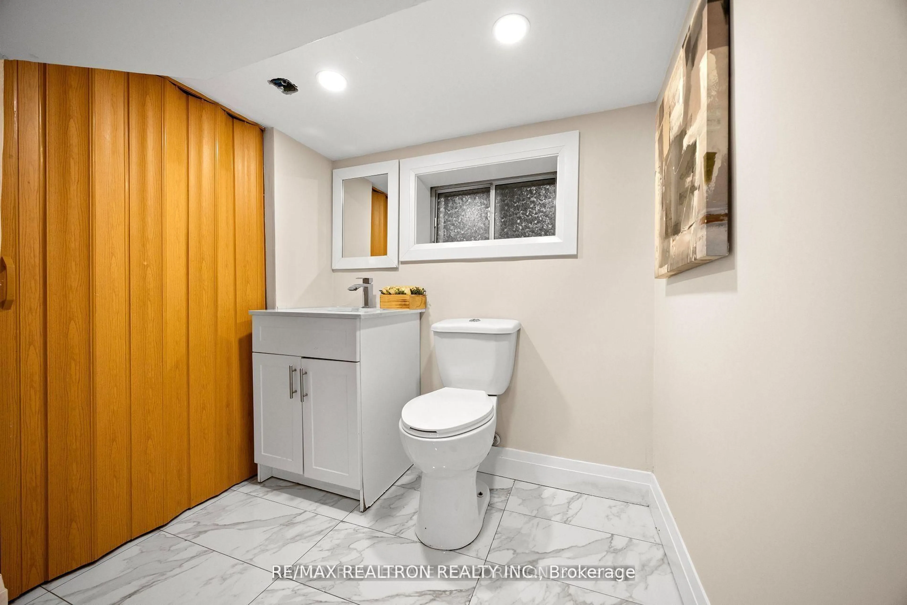 Standard bathroom, ceramic/tile floor for 78 Portland St, Toronto Ontario M8Y 1A7